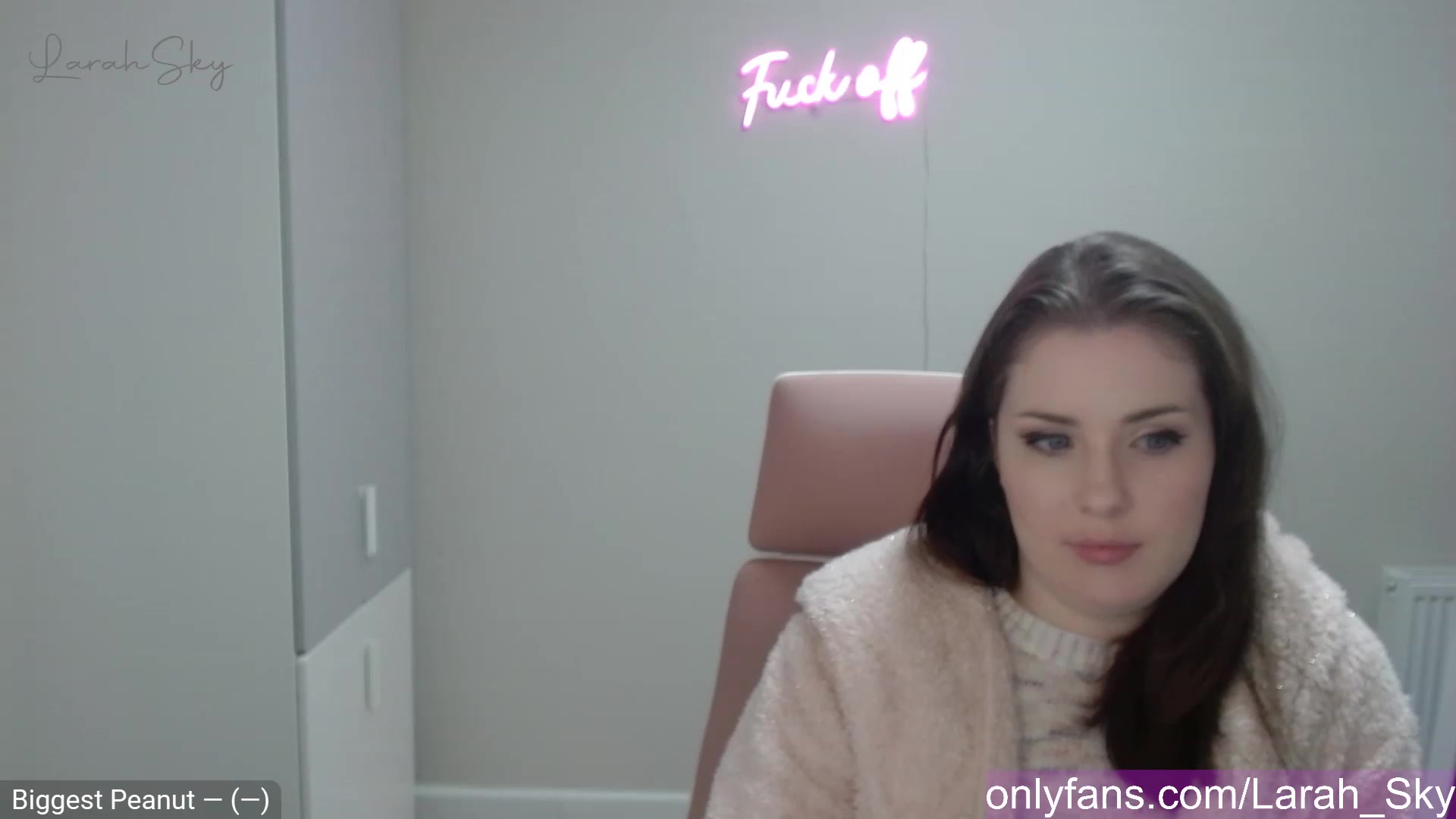 Gallery image thumbnail from Larah_Sky's myfreecams stream on, 03/12/2023, 23:27 image 1 of 20