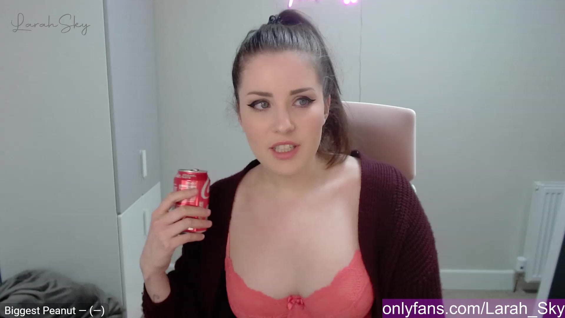 Gallery image thumbnail from Larah_Sky's myfreecams stream on, 03/13/2023, 23:10 image 4 of 20