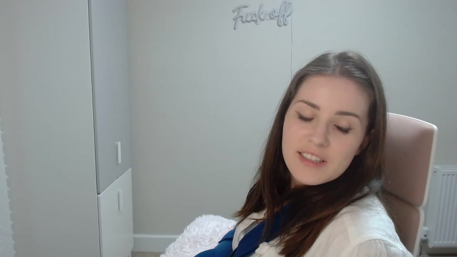Gallery image thumbnail from Larah_Sky's myfreecams stream on, 03/27/2023, 20:52 image 9 of 20