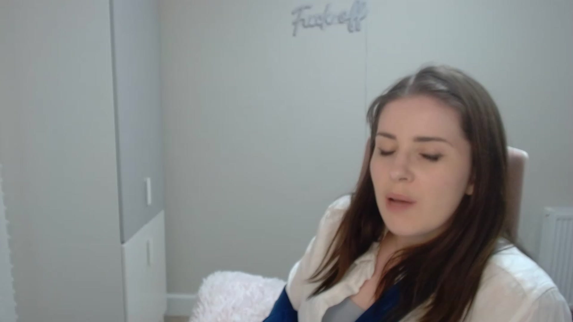 Gallery image thumbnail from Larah_Sky's myfreecams stream on, 03/27/2023, 20:52 image 3 of 20