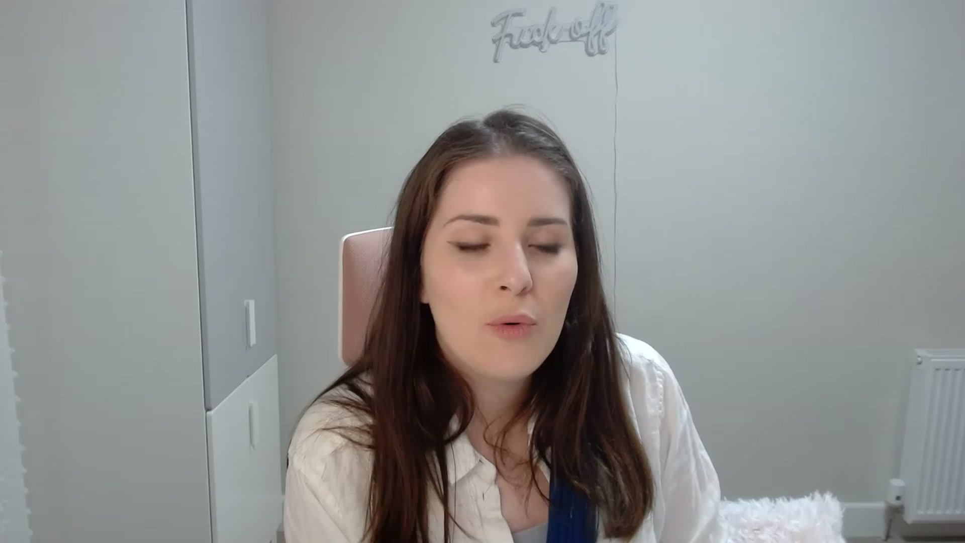 Gallery image thumbnail from Larah_Sky's myfreecams stream on, 03/27/2023, 20:52 image 10 of 20
