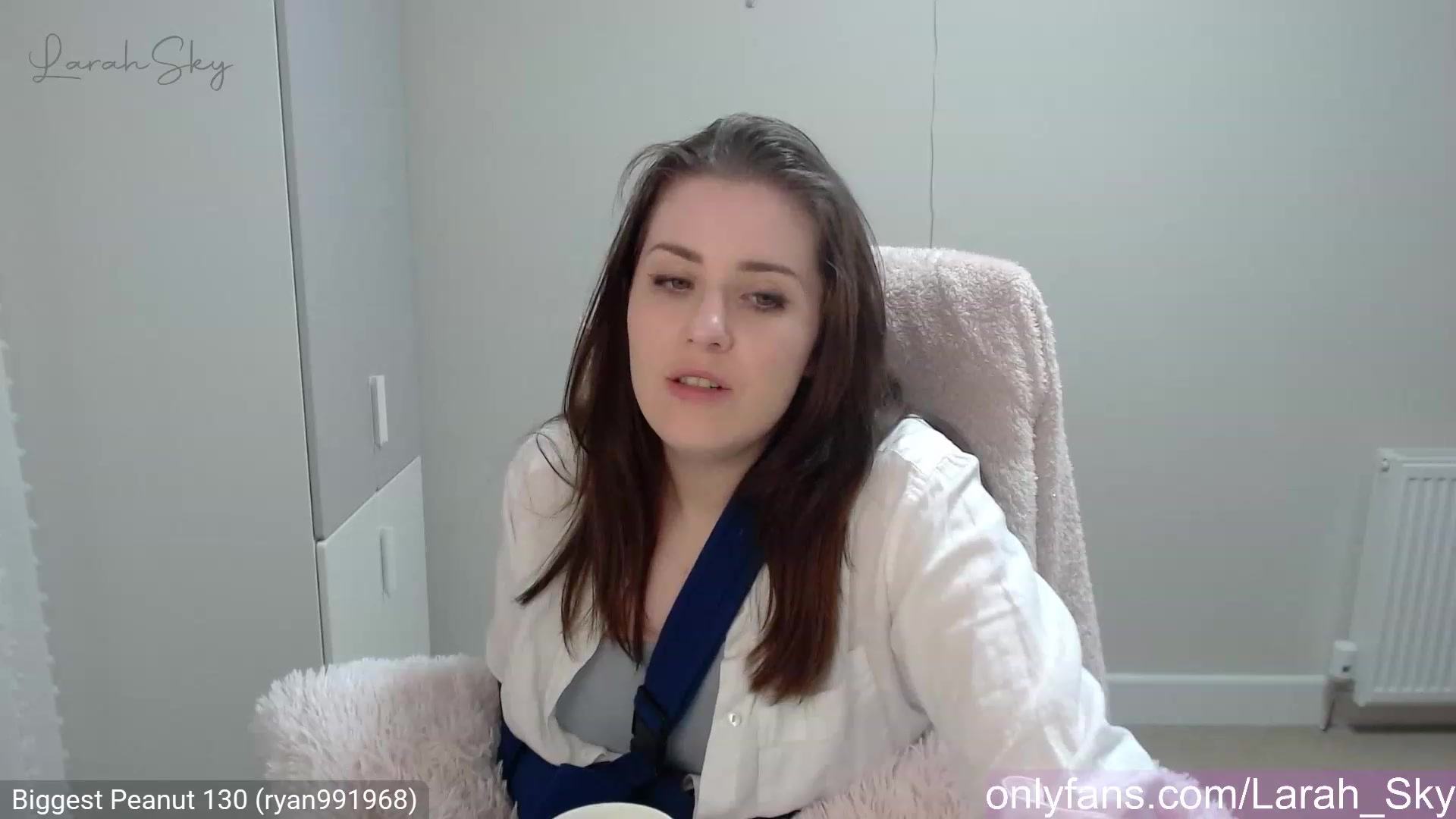 Gallery image thumbnail from Larah_Sky's myfreecams stream on, 03/27/2023, 21:57 image 17 of 20