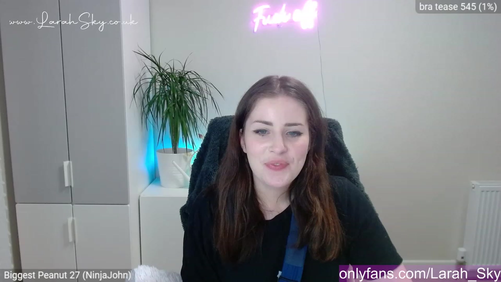 Gallery image thumbnail from Larah_Sky's myfreecams stream on, 04/03/2023, 20:15 image 2 of 20