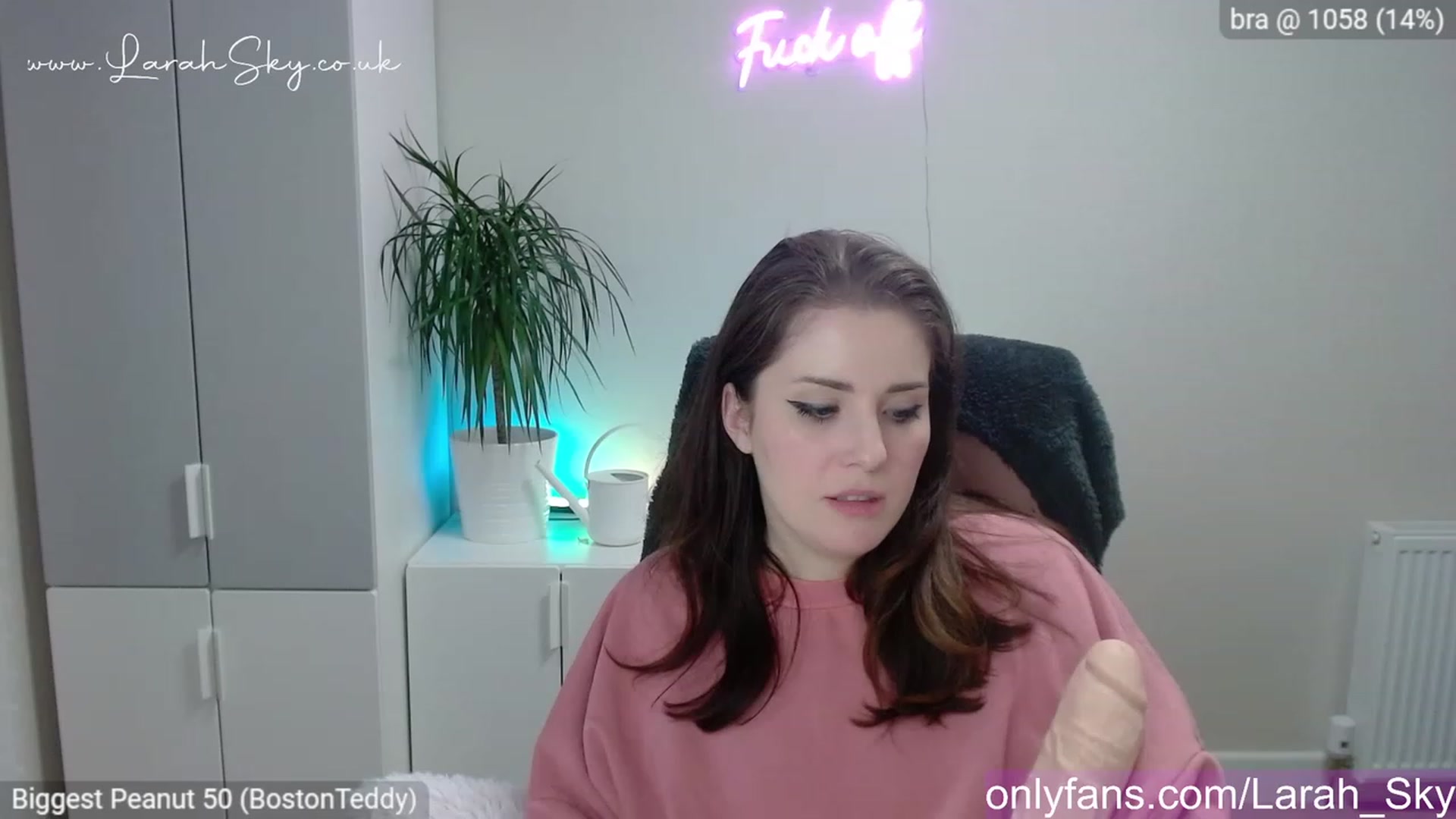 Gallery image thumbnail from Larah_Sky's myfreecams stream on, 04/07/2023, 20:48 image 6 of 20