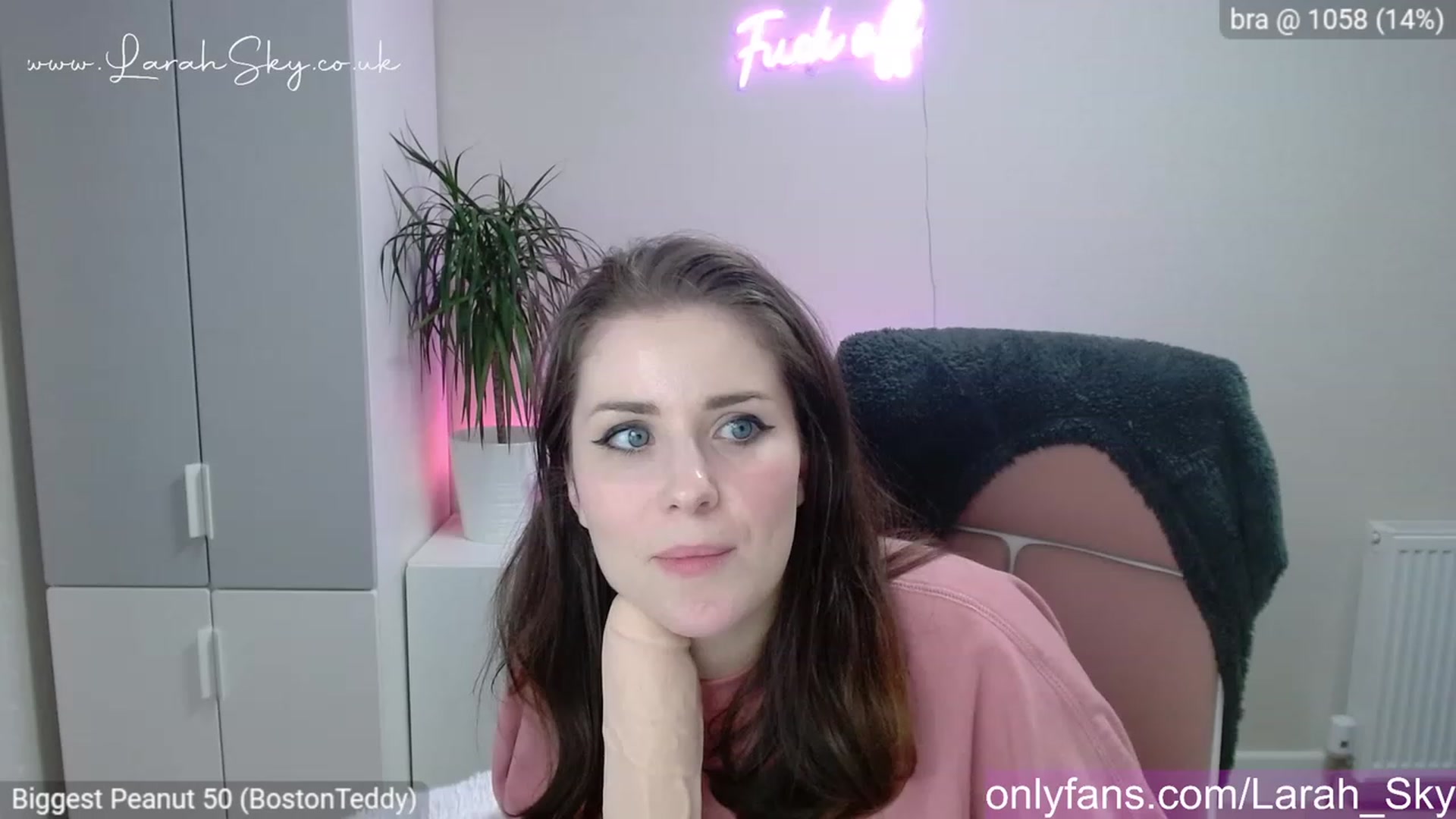 Gallery image thumbnail from Larah_Sky's myfreecams stream on, 04/07/2023, 20:48 image 14 of 20