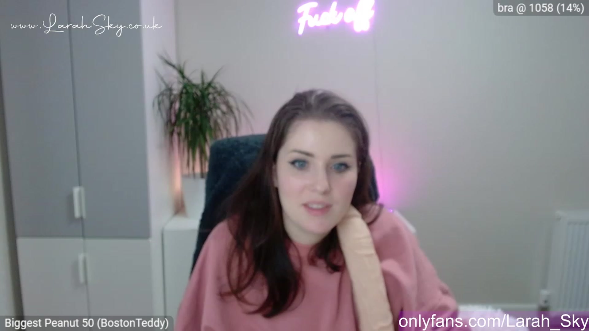 Gallery image thumbnail from Larah_Sky's myfreecams stream on, 04/07/2023, 20:48 image 2 of 20