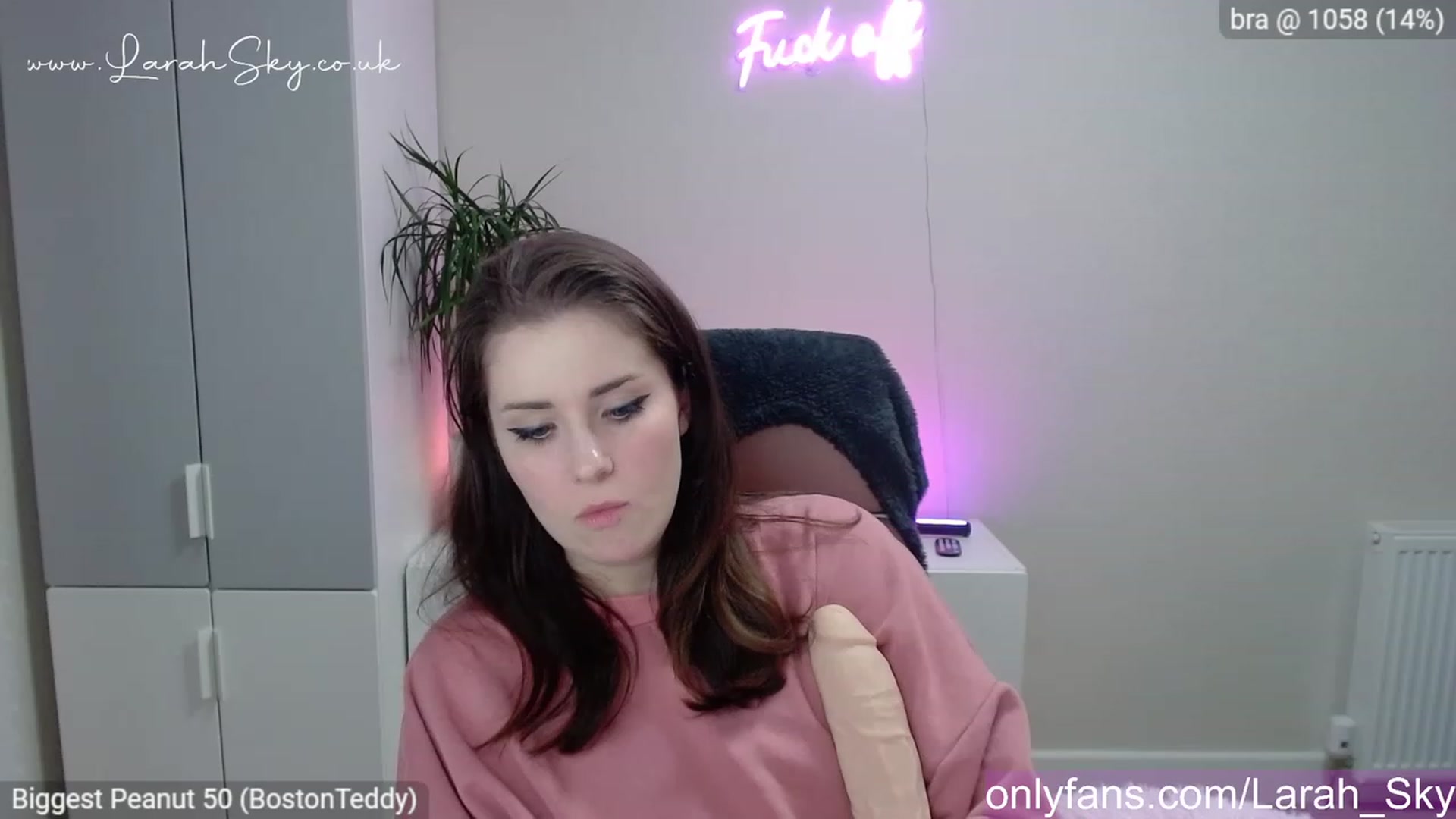 Gallery image thumbnail from Larah_Sky's myfreecams stream on, 04/07/2023, 20:48 image 8 of 20