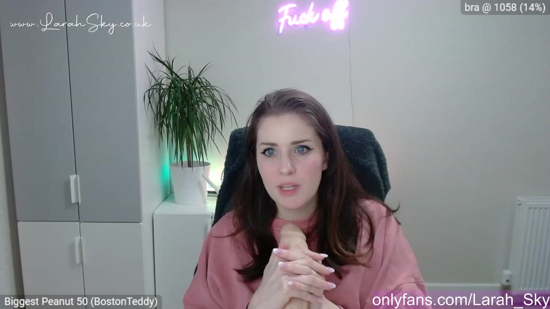 Gallery image thumbnail from Larah_Sky's myfreecams stream on, 04/07/2023, 20:48 image 18 of 20