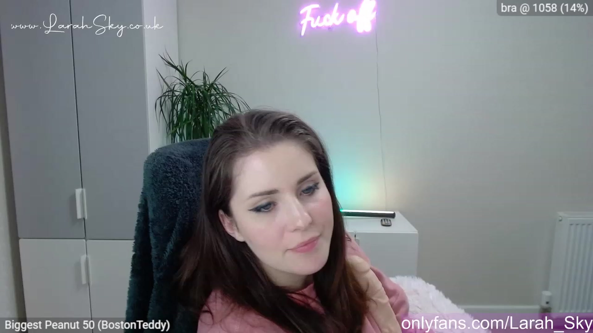 Gallery image thumbnail from Larah_Sky's myfreecams stream on, 04/07/2023, 20:48 image 9 of 20