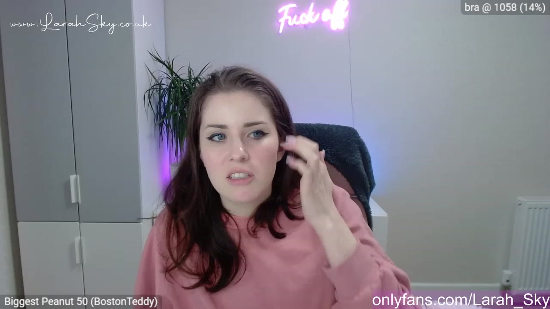 Gallery image thumbnail from Larah_Sky's myfreecams stream on, 04/07/2023, 20:48 image 1 of 20