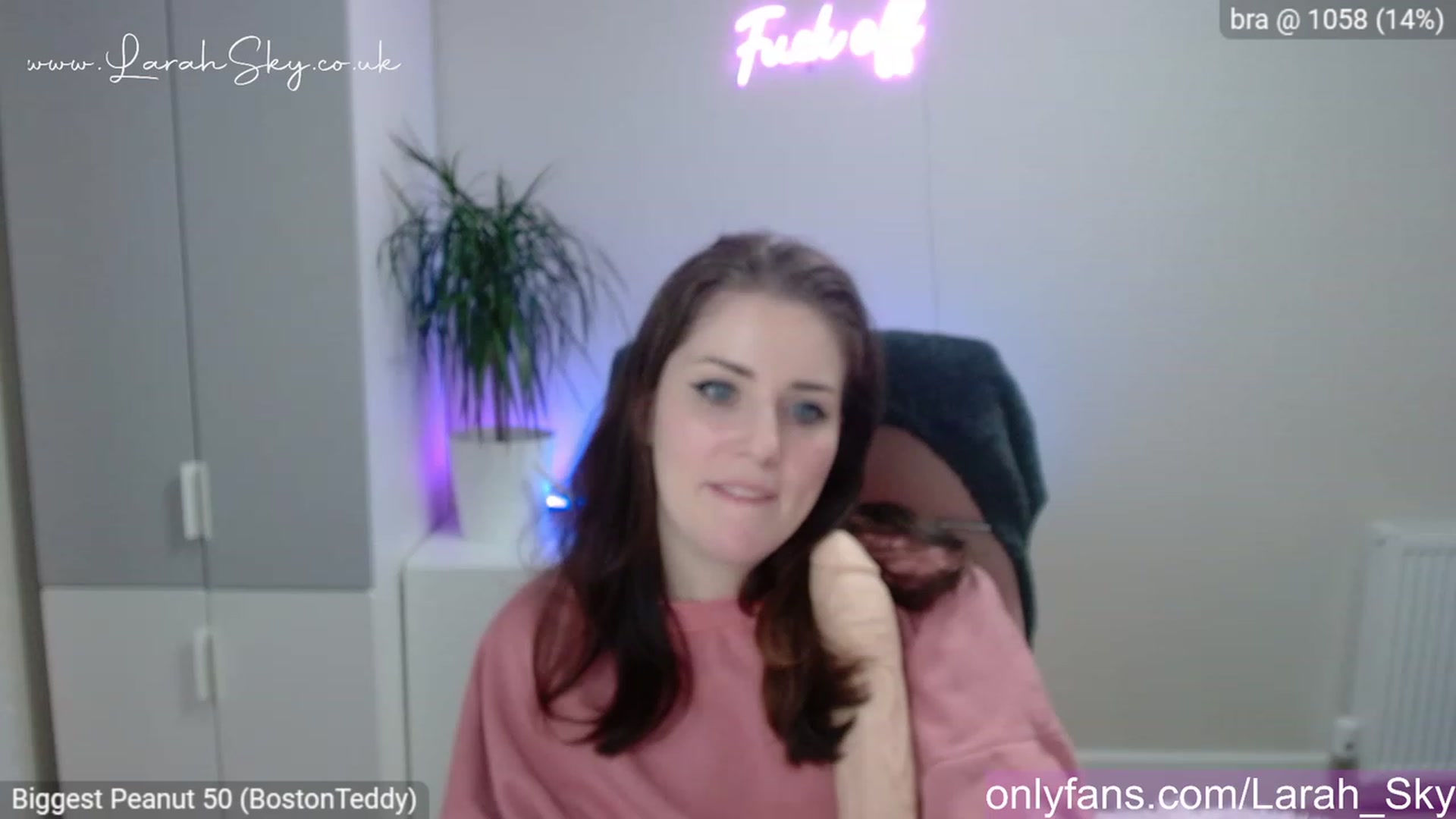 Gallery image thumbnail from Larah_Sky's myfreecams stream on, 04/07/2023, 20:48 image 4 of 20