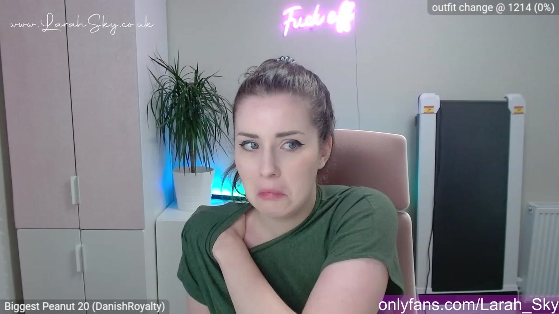 Gallery image thumbnail from Larah_Sky's myfreecams stream on, 04/24/2023, 21:33 image 4 of 20