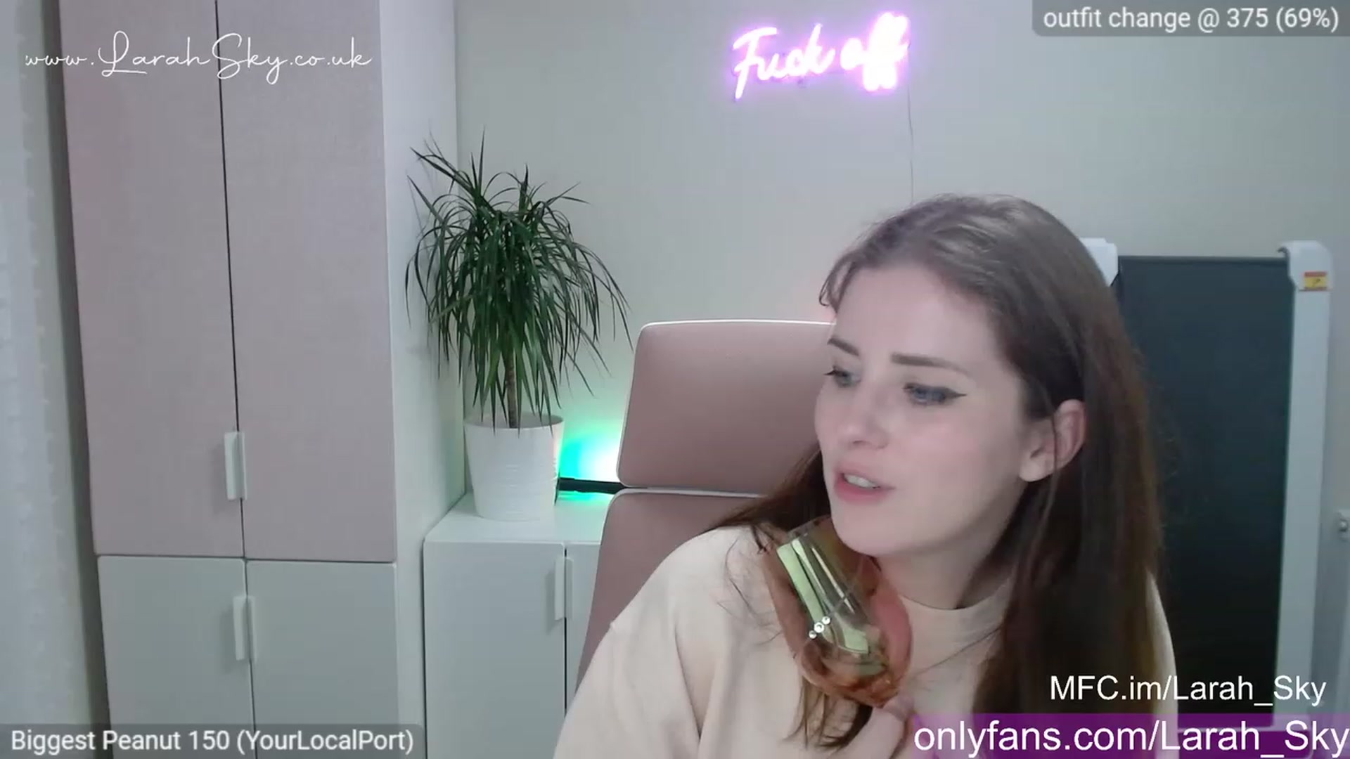 Gallery image thumbnail from Larah_Sky's myfreecams stream on, 04/25/2023, 22:35 image 6 of 20