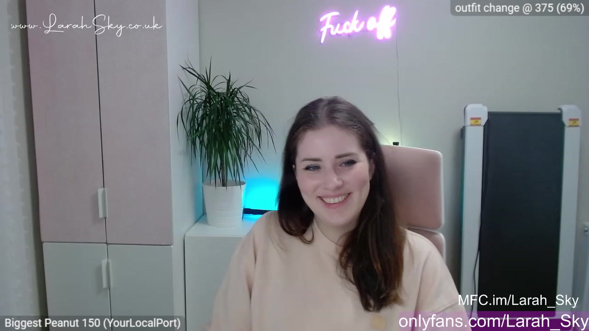 Gallery image thumbnail from Larah_Sky's myfreecams stream on, 04/25/2023, 22:35 image 4 of 20