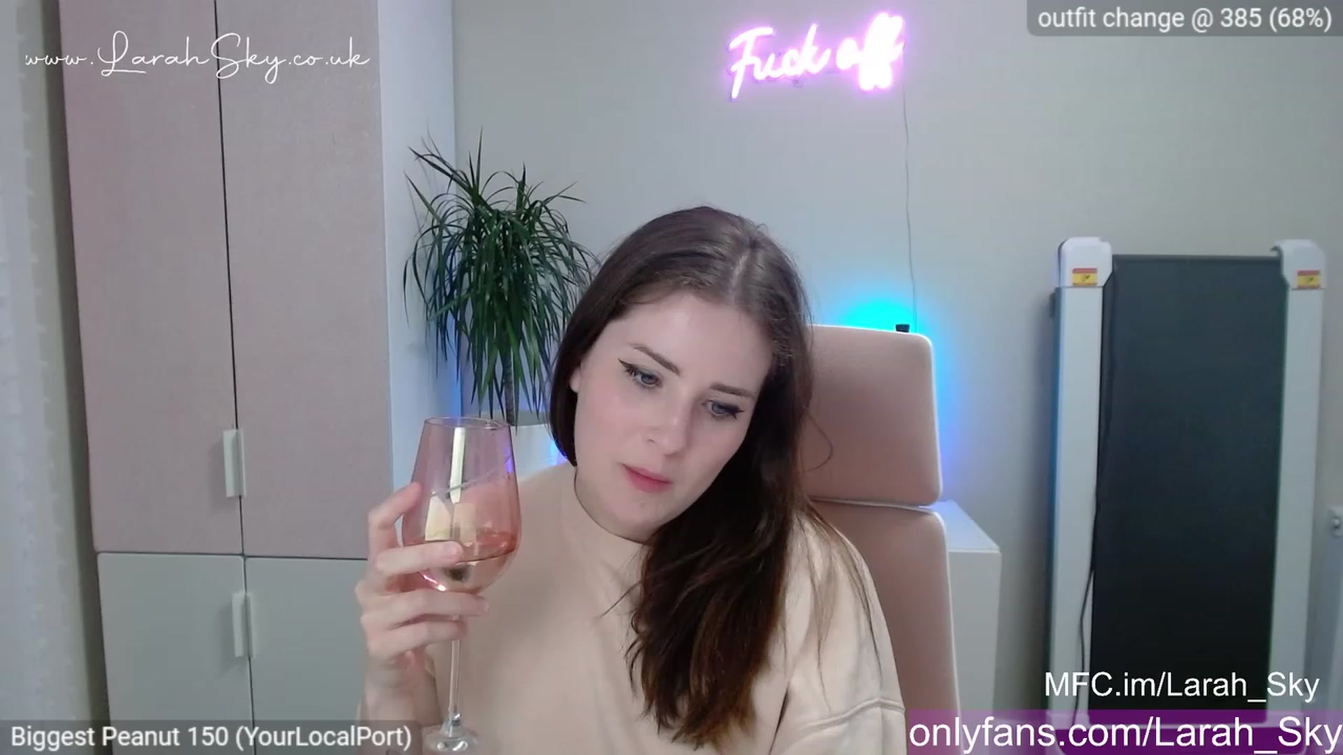 Gallery image thumbnail from Larah_Sky's myfreecams stream on, 04/25/2023, 22:35 image 3 of 20