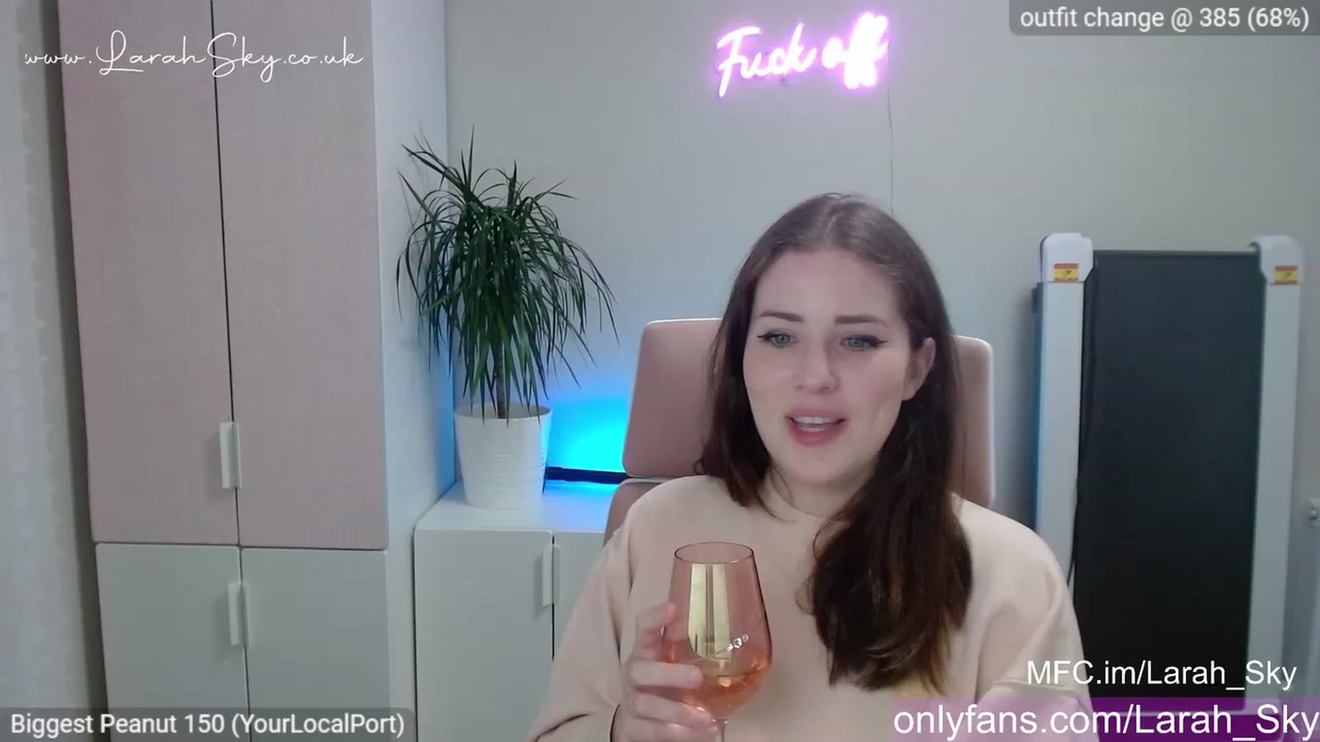 Gallery image thumbnail from Larah_Sky's myfreecams stream on, 04/25/2023, 22:35 image 2 of 20