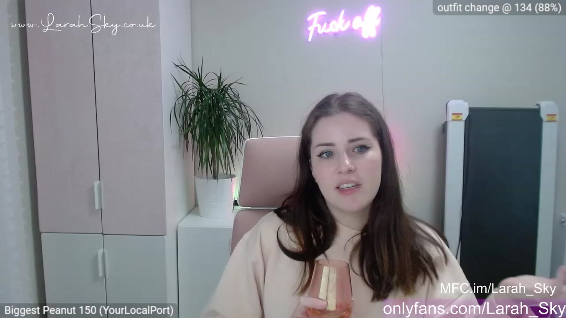 Gallery image thumbnail from Larah_Sky's myfreecams stream on, 04/25/2023, 22:35 image 16 of 20