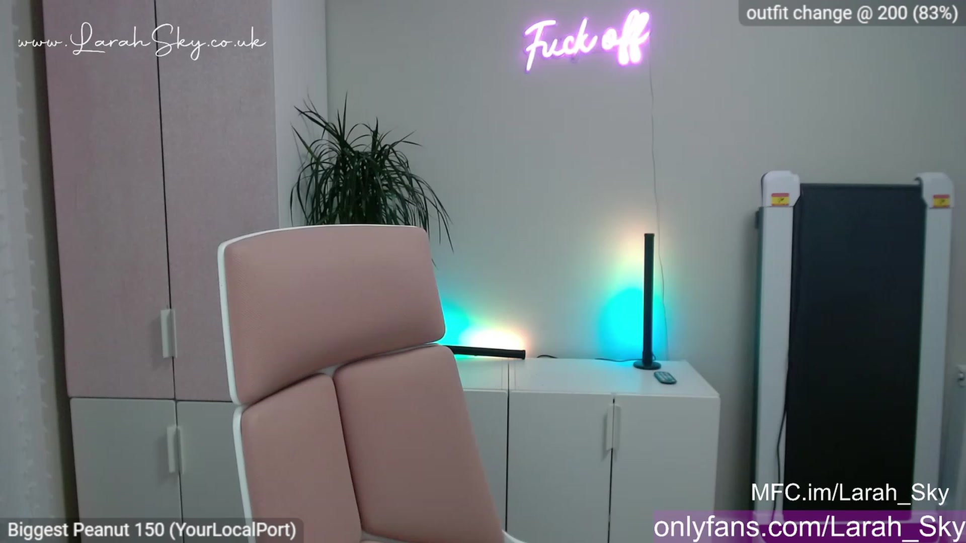 Gallery image thumbnail from Larah_Sky's myfreecams stream on, 04/25/2023, 22:35 image 9 of 20