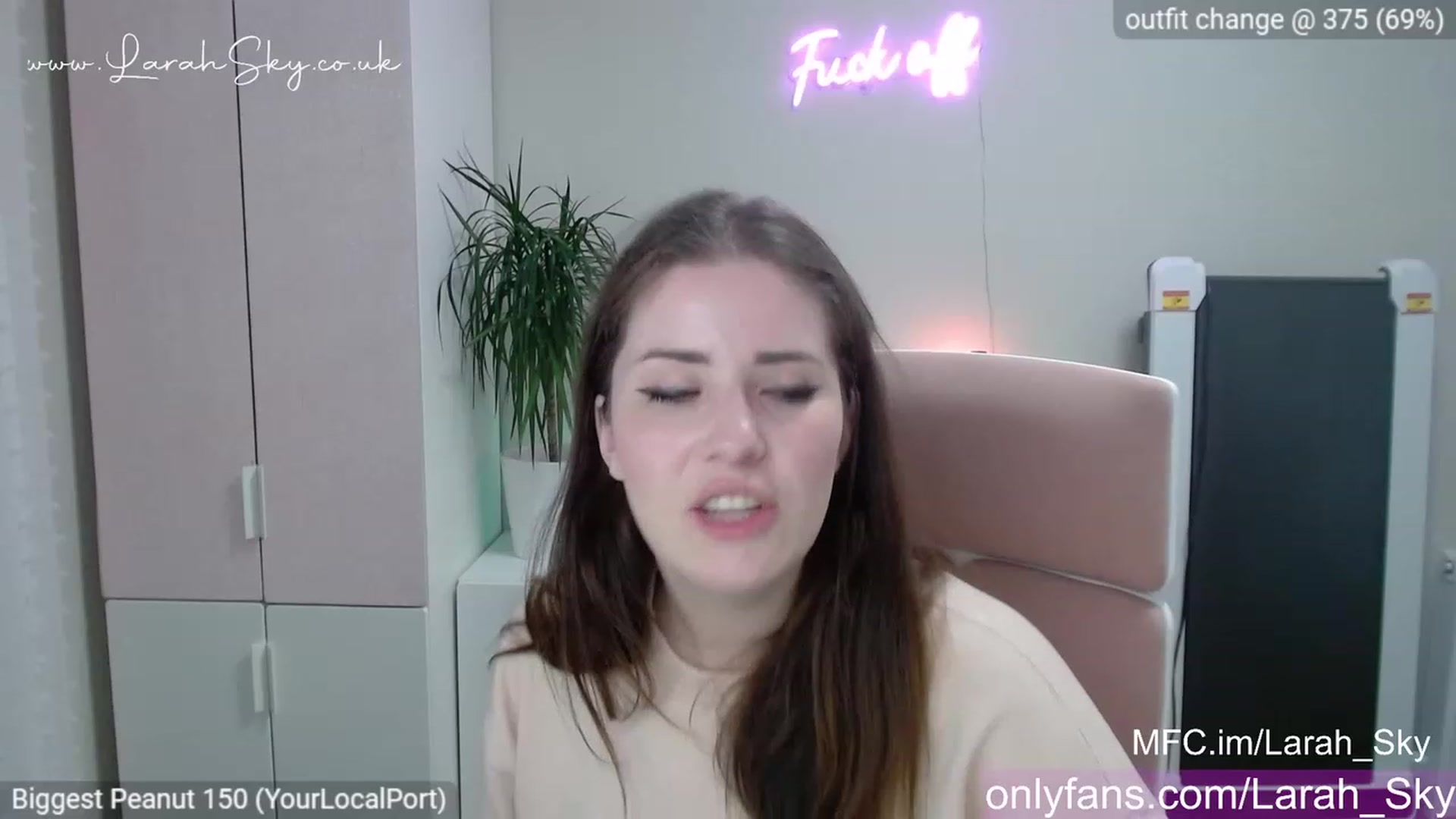 Gallery image thumbnail from Larah_Sky's myfreecams stream on, 04/25/2023, 22:35 image 5 of 20