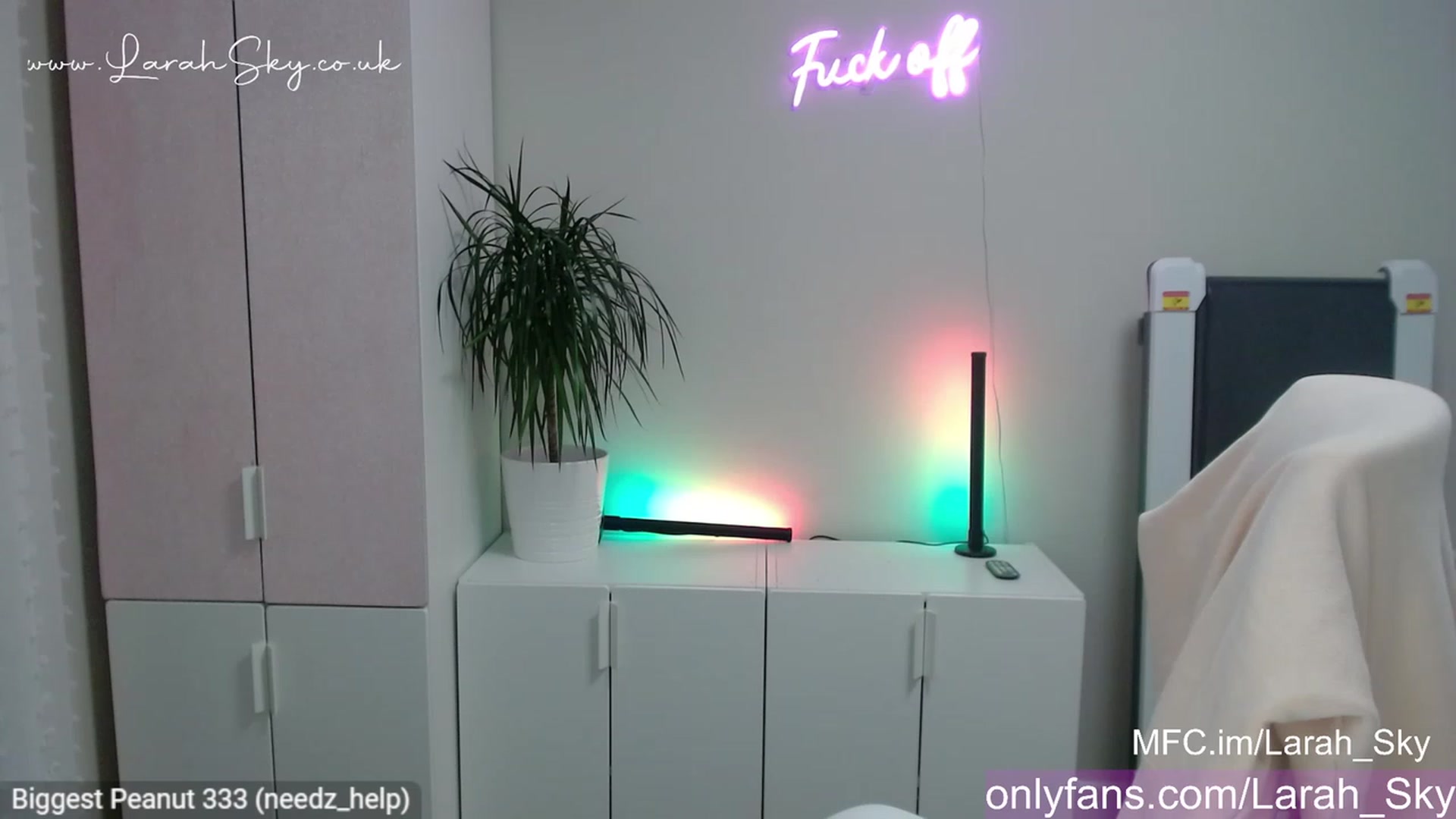 Gallery image thumbnail from Larah_Sky's myfreecams stream on, 04/25/2023, 23:55 image 4 of 20