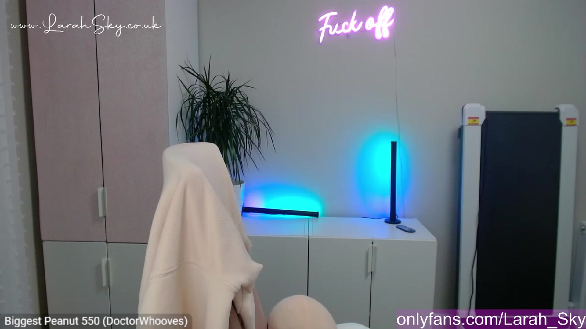 Gallery image thumbnail from Larah_Sky's myfreecams stream on, 04/26/2023, 21:44 image 14 of 20