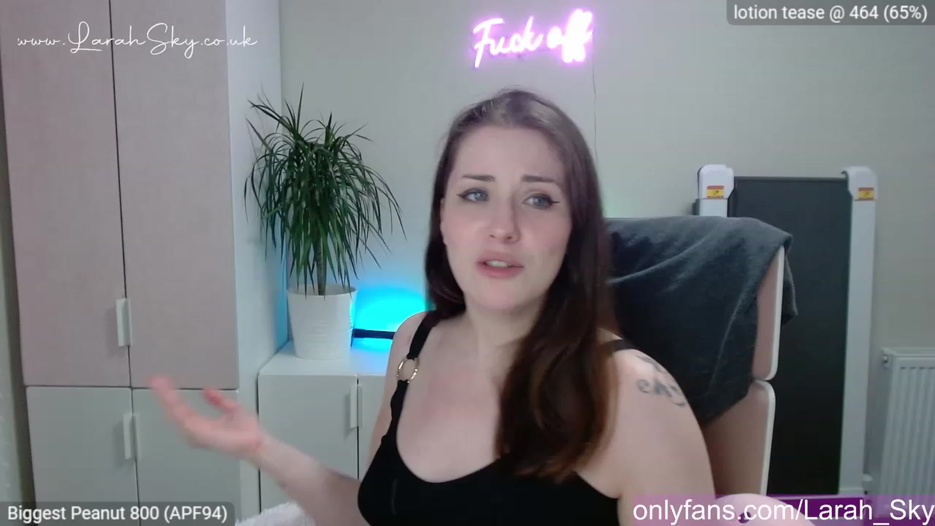 Gallery image thumbnail from Larah_Sky's myfreecams stream on, 04/30/2023, 23:25 image 19 of 20