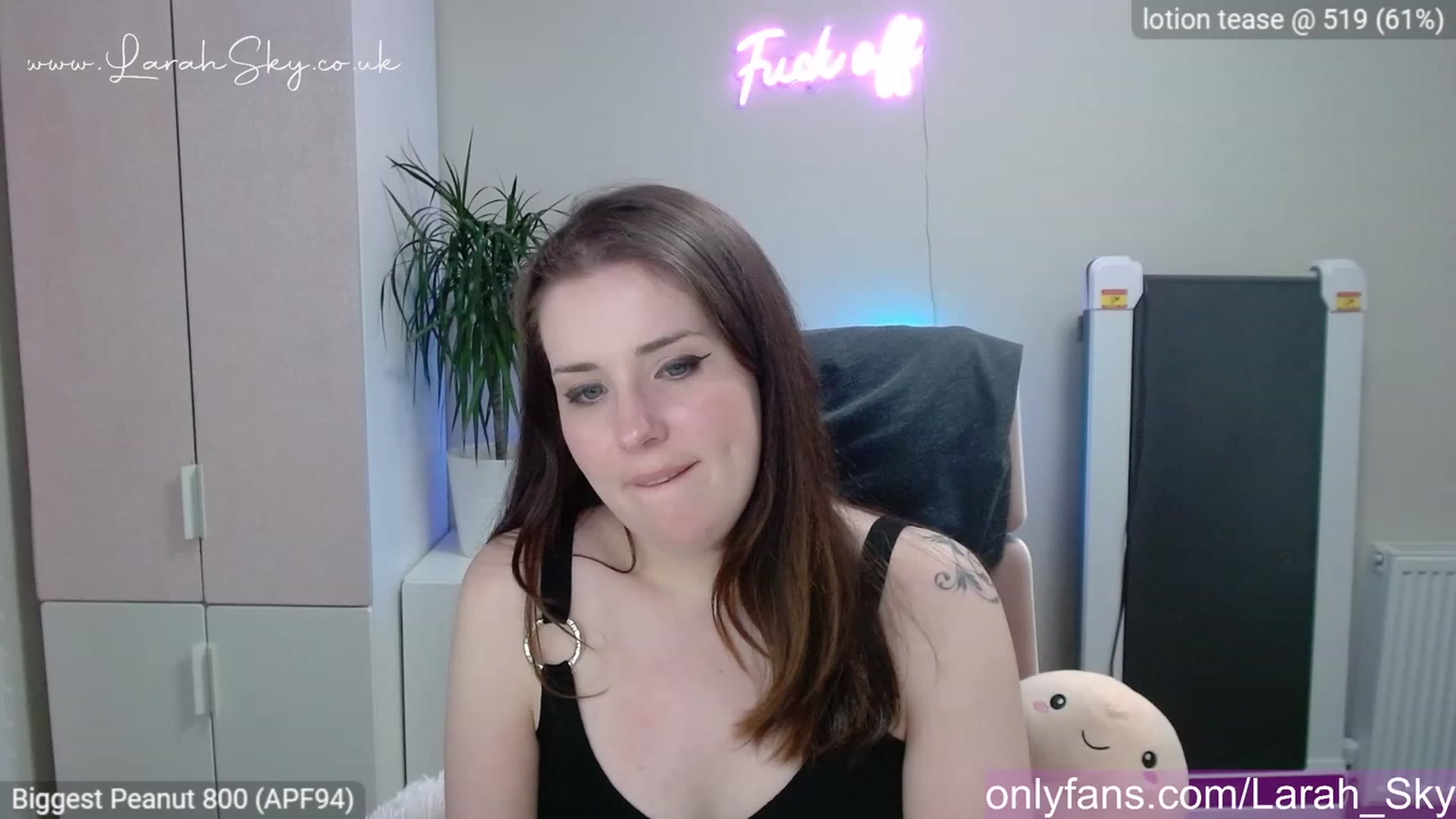 Gallery image thumbnail from Larah_Sky's myfreecams stream on, 04/30/2023, 23:25 image 15 of 20