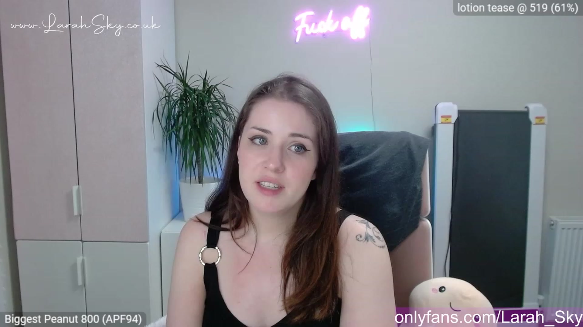 Gallery image thumbnail from Larah_Sky's myfreecams stream on, 04/30/2023, 23:25 image 17 of 20