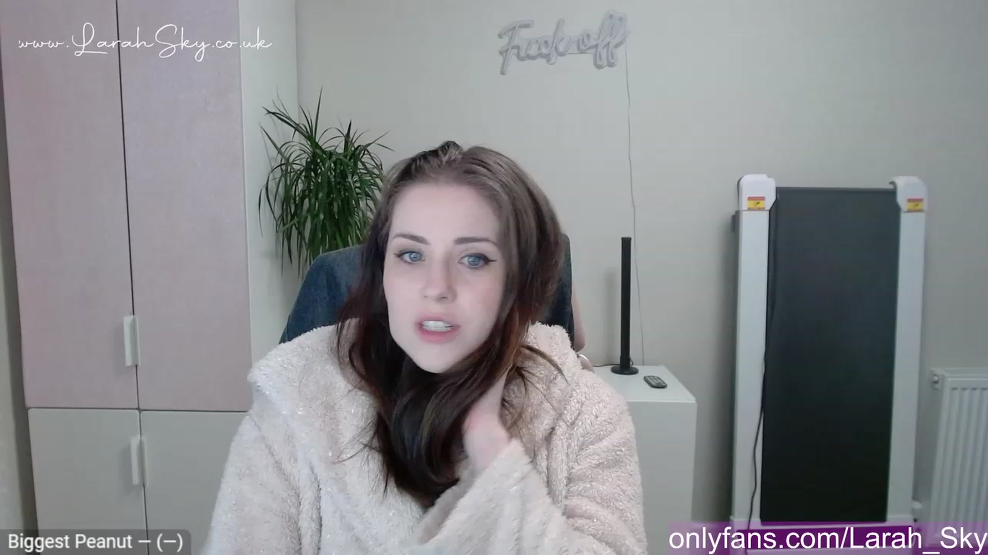 Gallery image thumbnail from Larah_Sky's myfreecams stream on, 05/01/2023, 18:58 image 7 of 20
