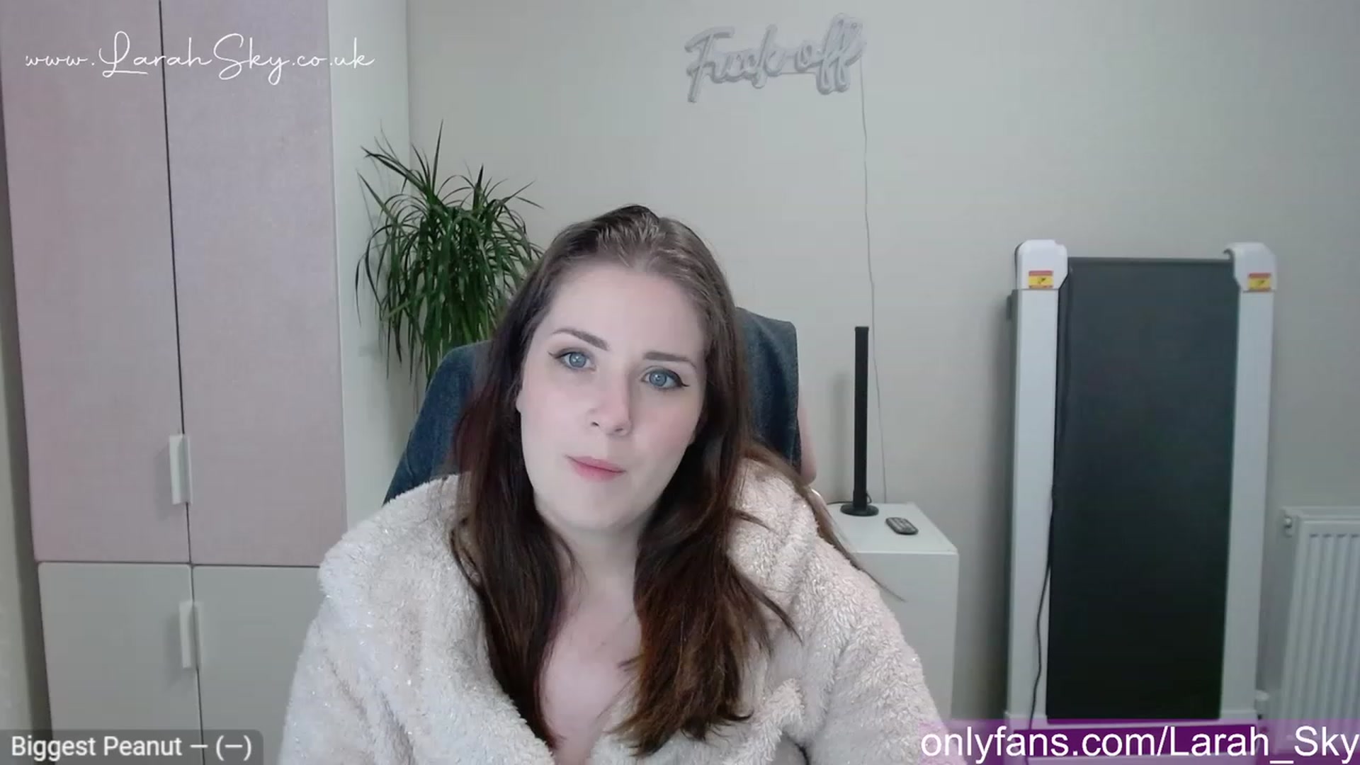 Gallery image thumbnail from Larah_Sky's myfreecams stream on, 05/01/2023, 18:58 image 11 of 20