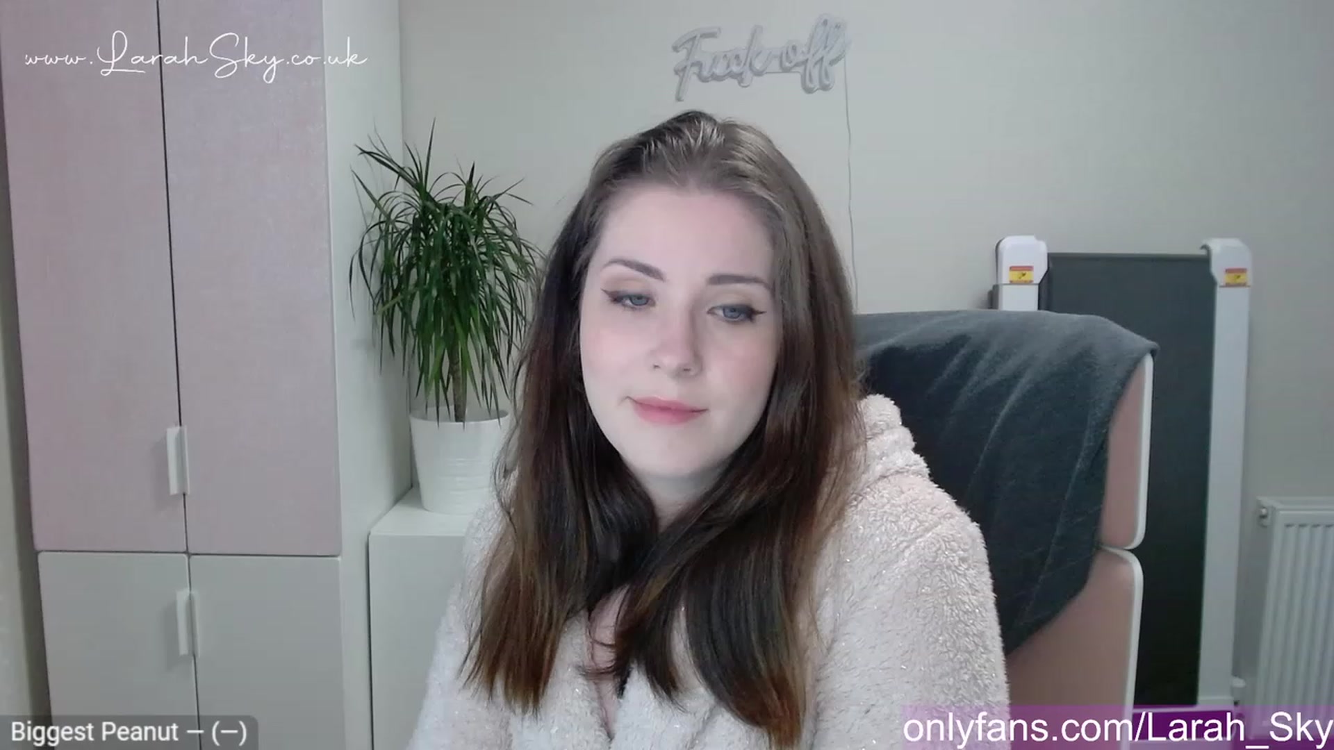 Gallery image thumbnail from Larah_Sky's myfreecams stream on, 05/01/2023, 18:58 image 3 of 20
