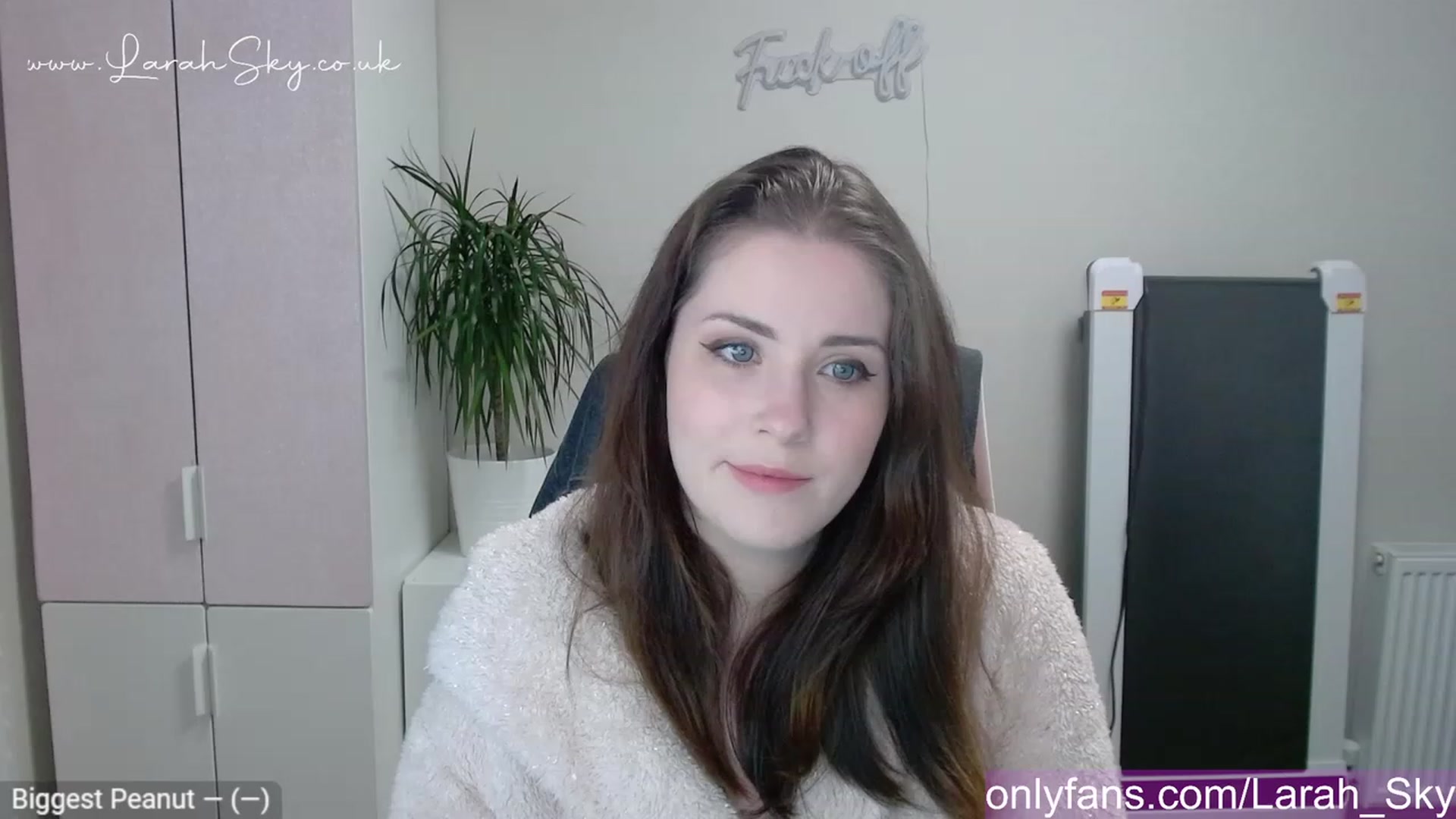 Gallery image thumbnail from Larah_Sky's myfreecams stream on, 05/01/2023, 18:58 image 1 of 20