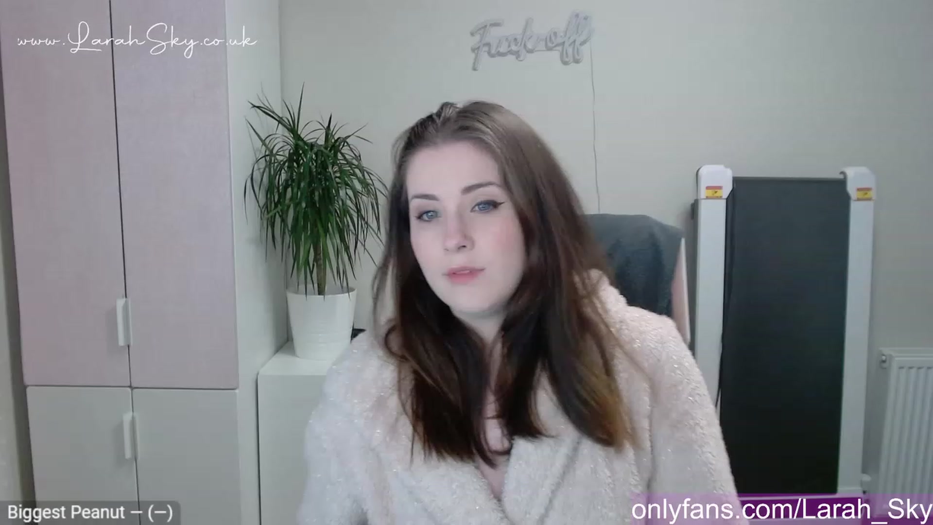 Gallery image thumbnail from Larah_Sky's myfreecams stream on, 05/01/2023, 18:58 image 5 of 20