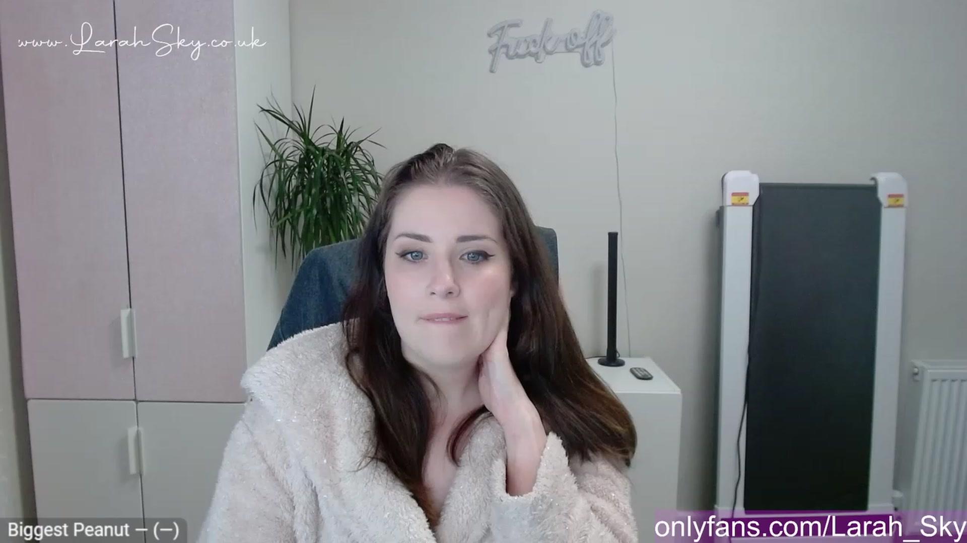 Gallery image thumbnail from Larah_Sky's myfreecams stream on, 05/01/2023, 18:58 image 10 of 20
