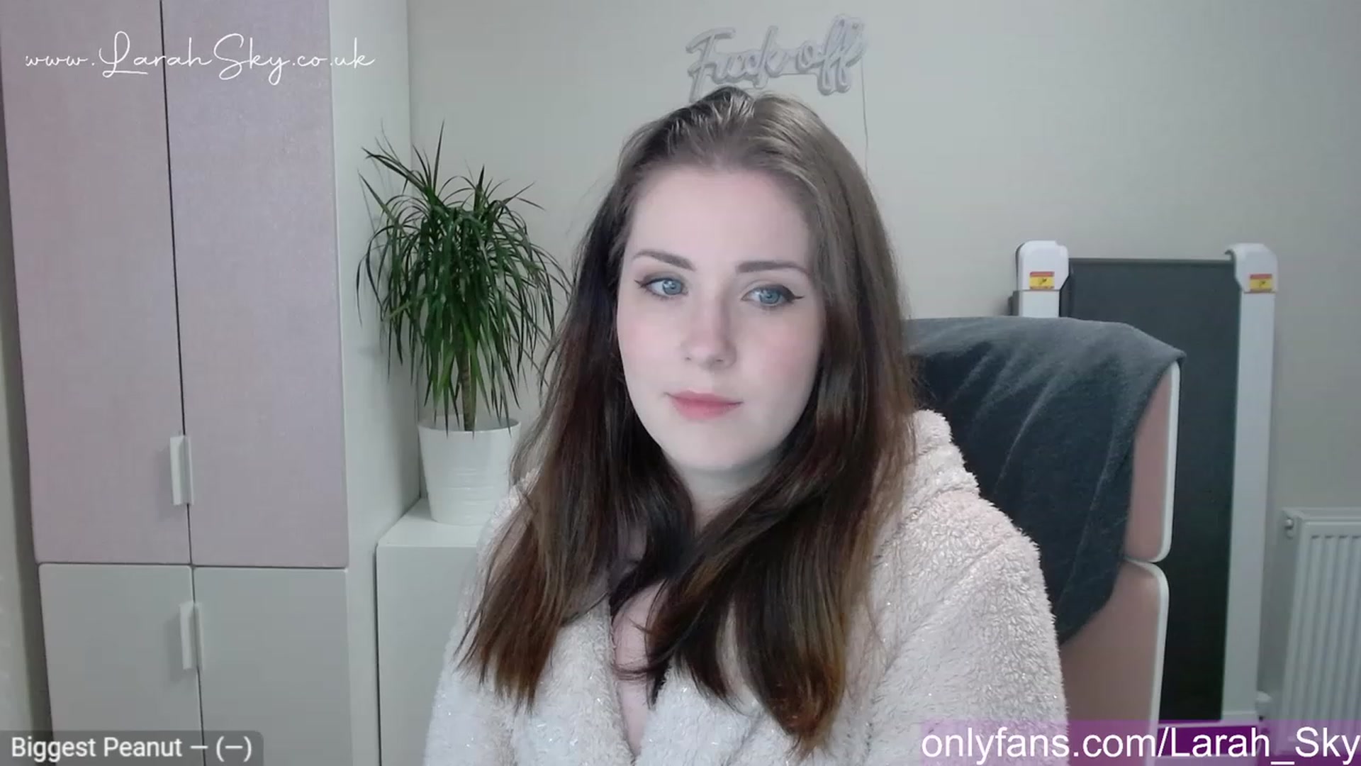 Gallery image thumbnail from Larah_Sky's myfreecams stream on, 05/01/2023, 18:58 image 2 of 20