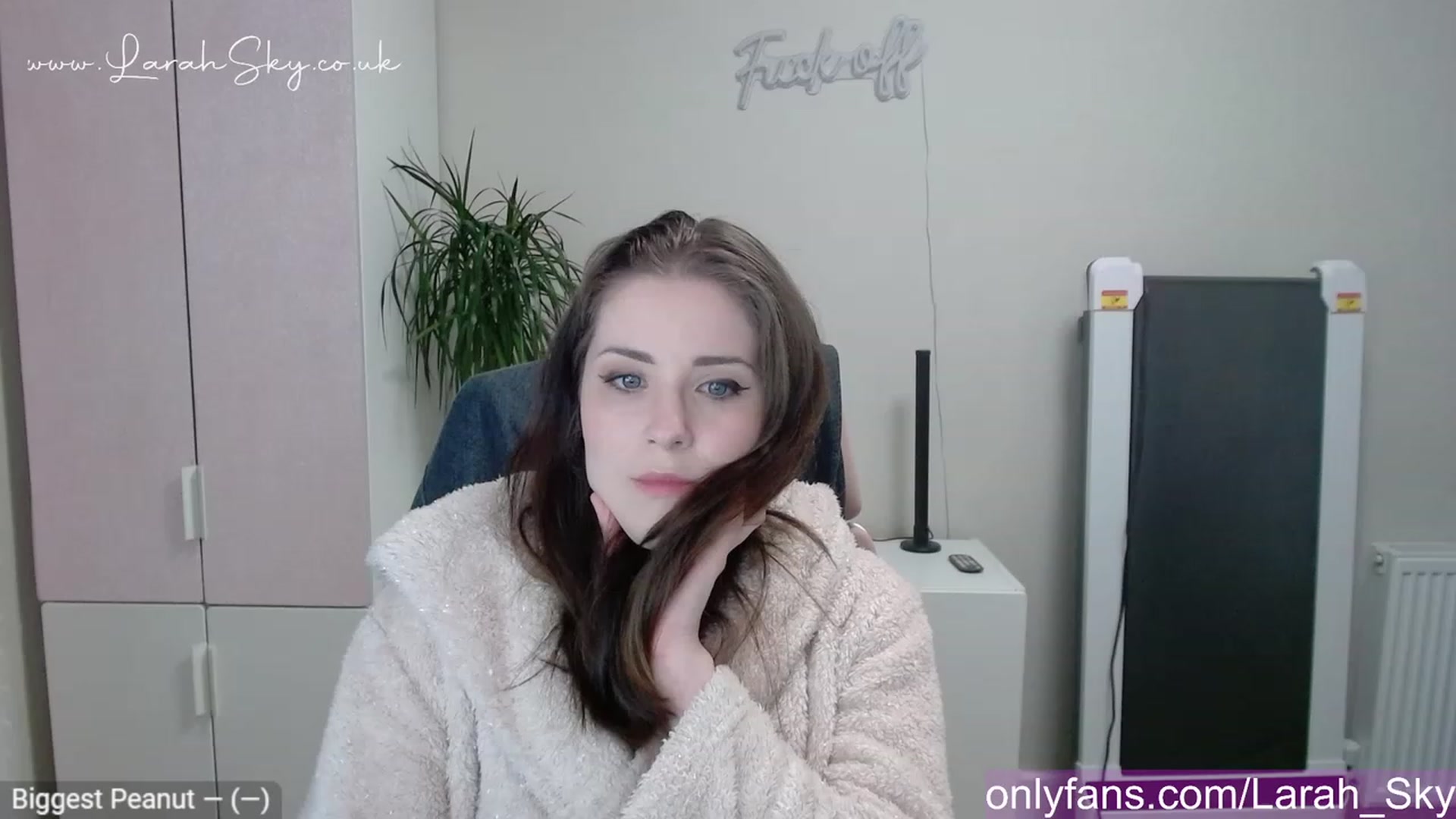 Gallery image thumbnail from Larah_Sky's myfreecams stream on, 05/01/2023, 18:58 image 8 of 20