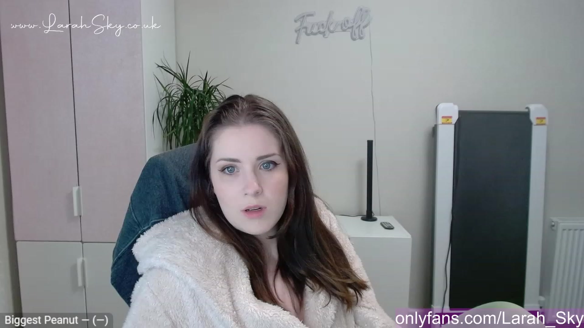 Gallery image thumbnail from Larah_Sky's myfreecams stream on, 05/01/2023, 18:58 image 15 of 20