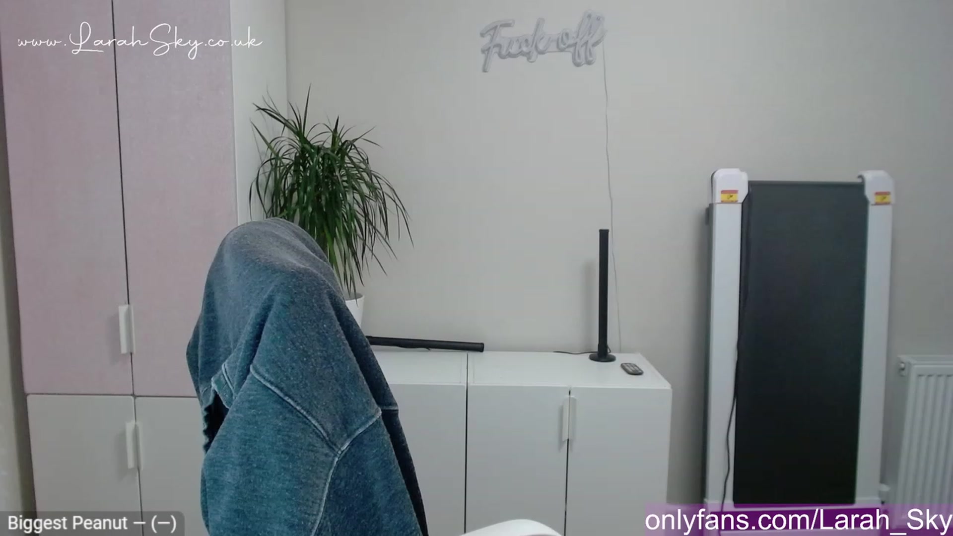 Gallery image thumbnail from Larah_Sky's myfreecams stream on, 05/01/2023, 18:58 image 18 of 20