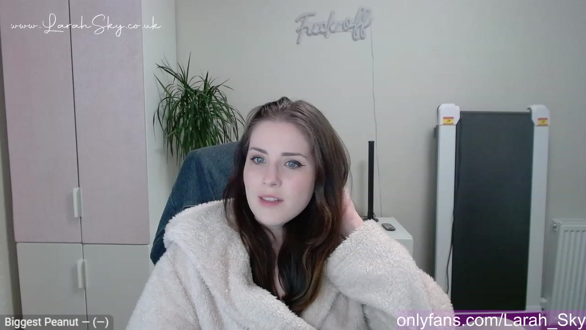 Gallery image thumbnail from Larah_Sky's myfreecams stream on, 05/01/2023, 18:58 image 13 of 20