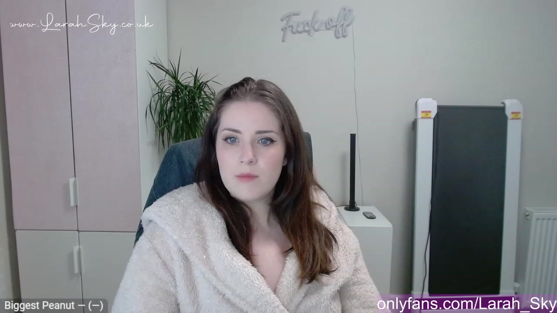 Gallery image thumbnail from Larah_Sky's myfreecams stream on, 05/01/2023, 18:58 image 12 of 20