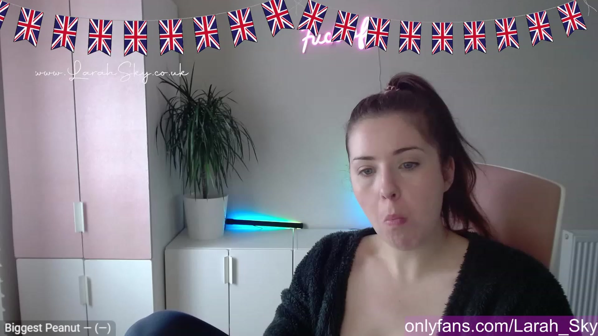 Gallery image thumbnail from Larah_Sky's myfreecams stream on, 05/06/2023, 11:49 image 1 of 20