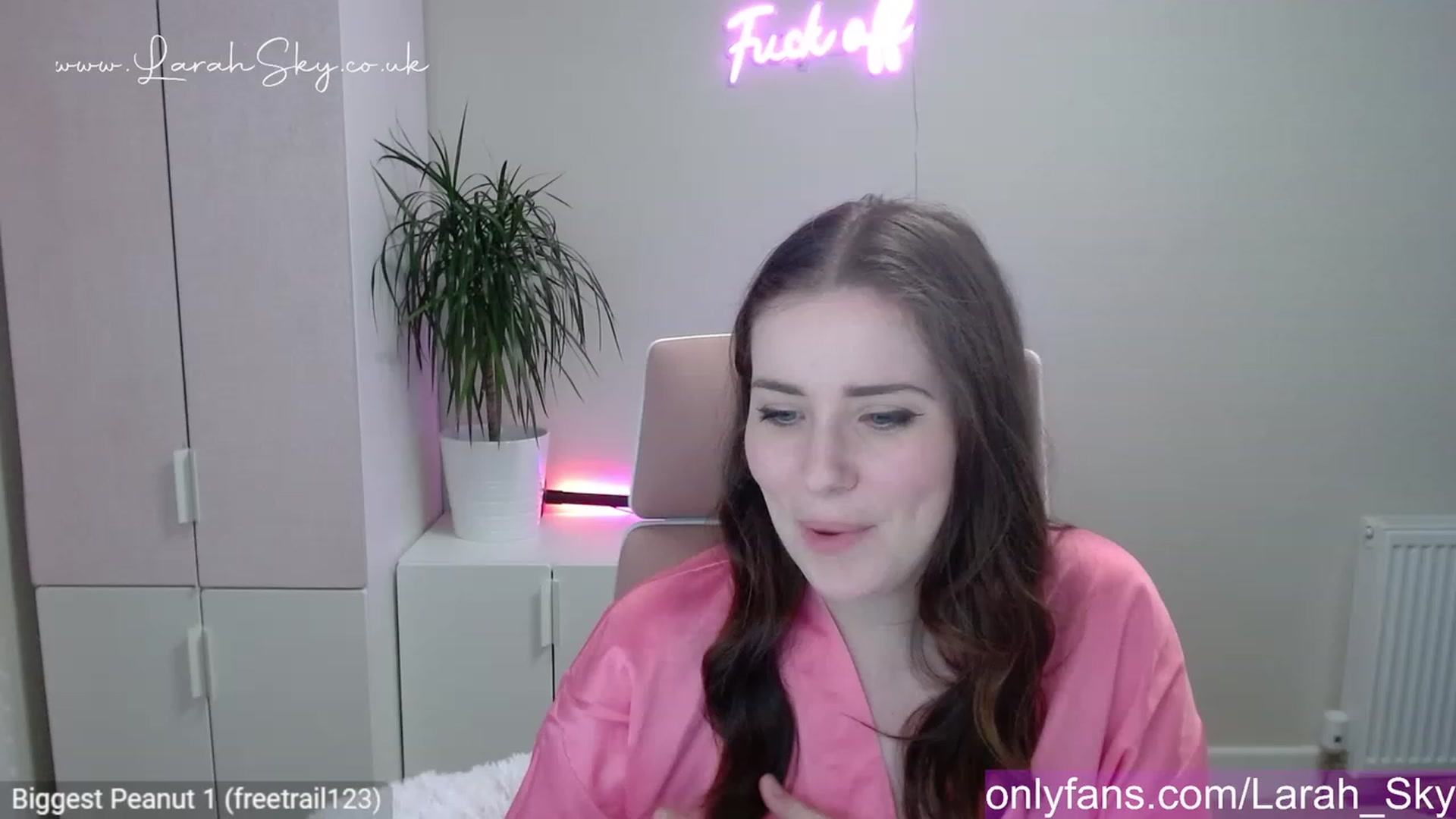 Gallery image thumbnail from Larah_Sky's myfreecams stream on, 05/07/2023, 20:42 image 6 of 20