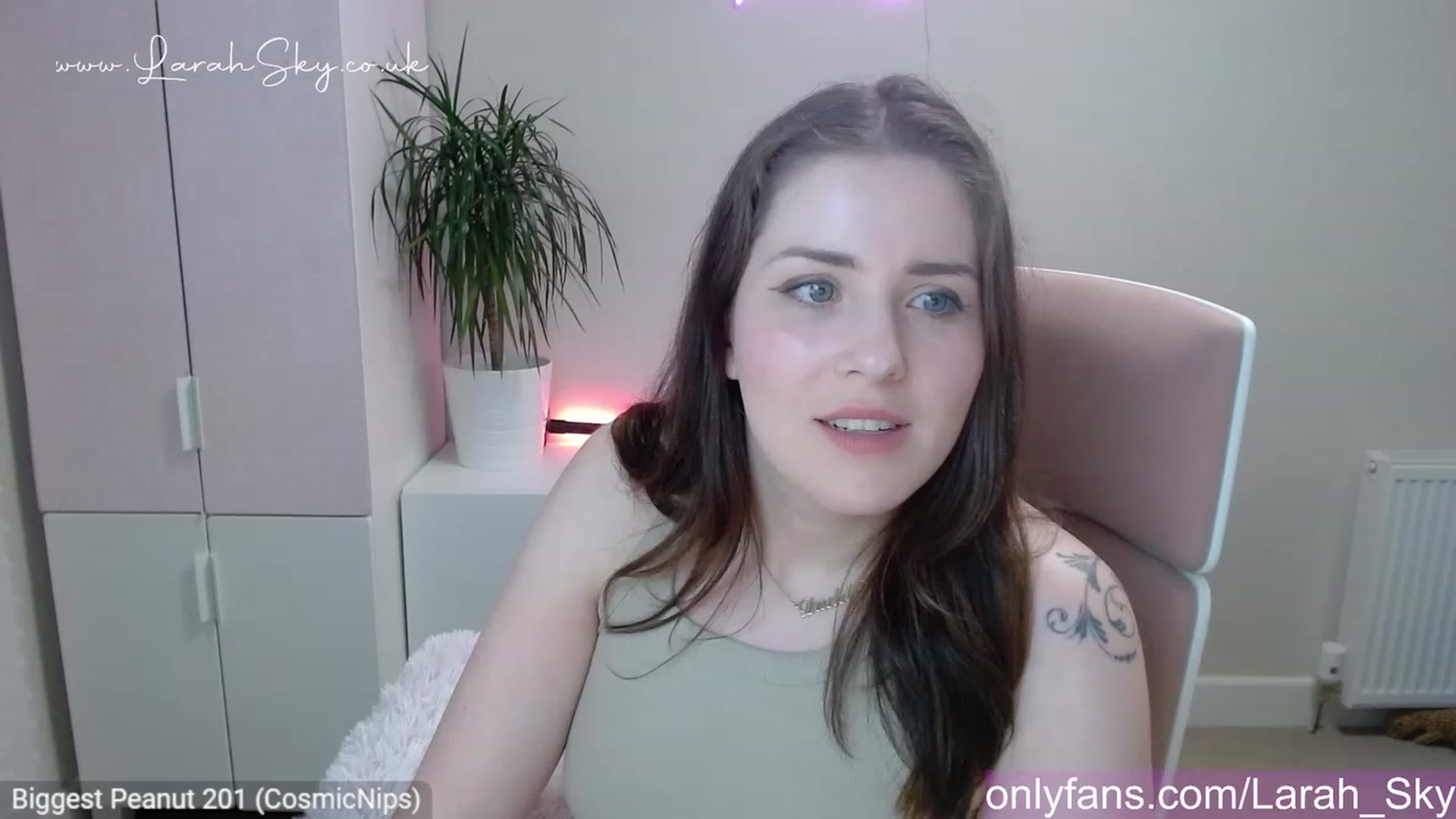 Gallery image thumbnail from Larah_Sky's myfreecams stream on, 05/08/2023, 20:24 image 16 of 20