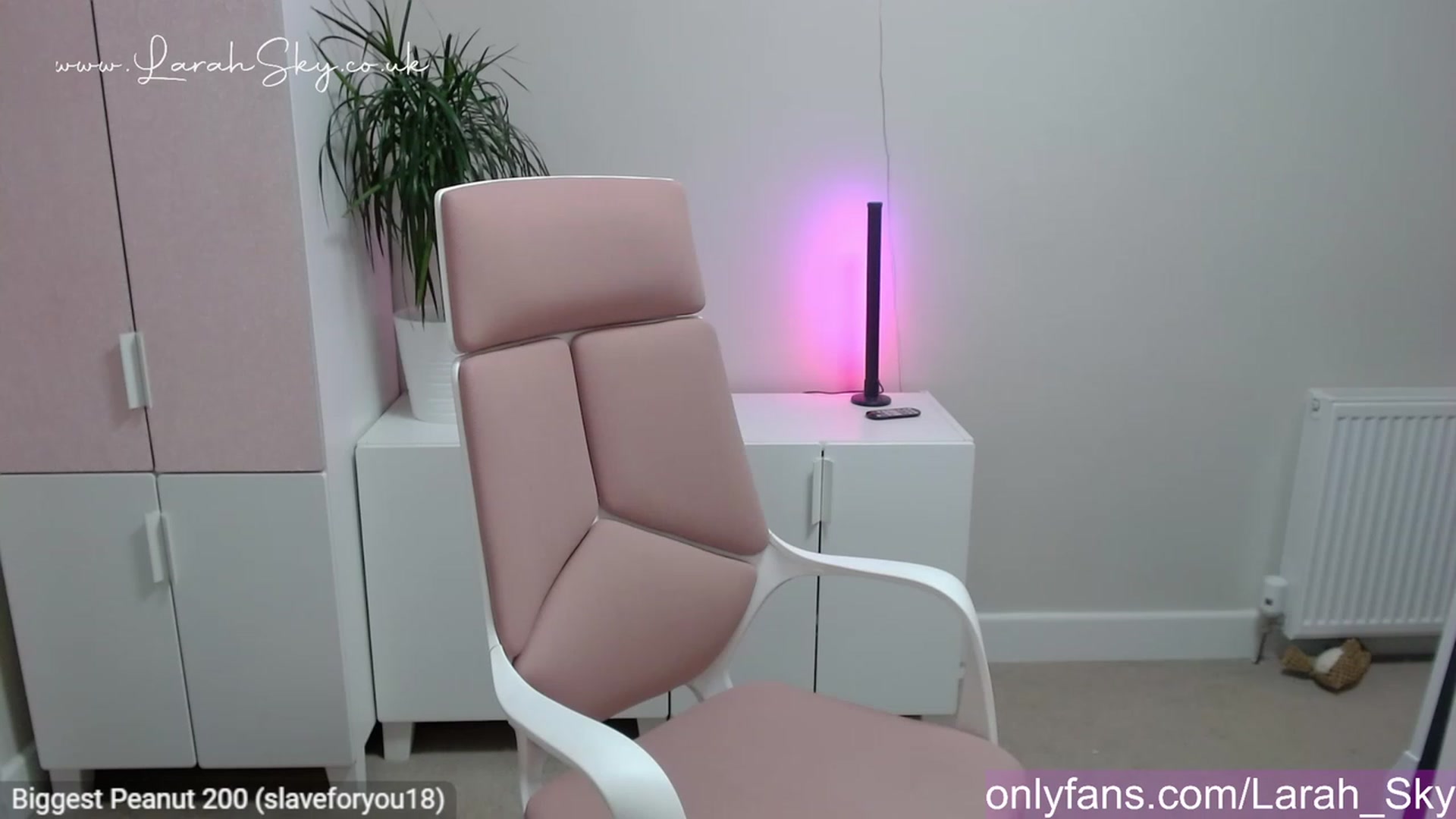 Gallery image thumbnail from Larah_Sky's myfreecams stream on, 05/16/2023, 21:53 image 19 of 20
