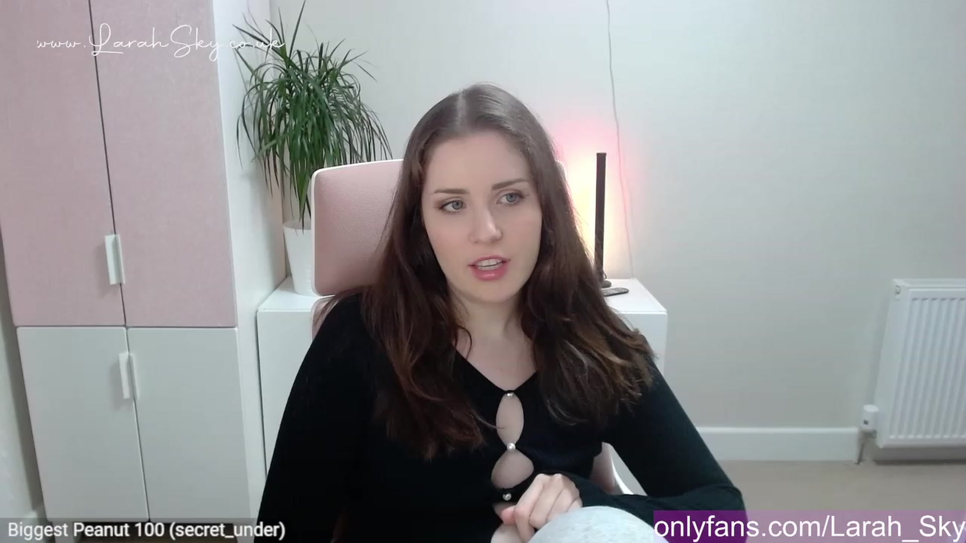Gallery image thumbnail from Larah_Sky's myfreecams stream on, 05/19/2023, 22:32 image 8 of 20