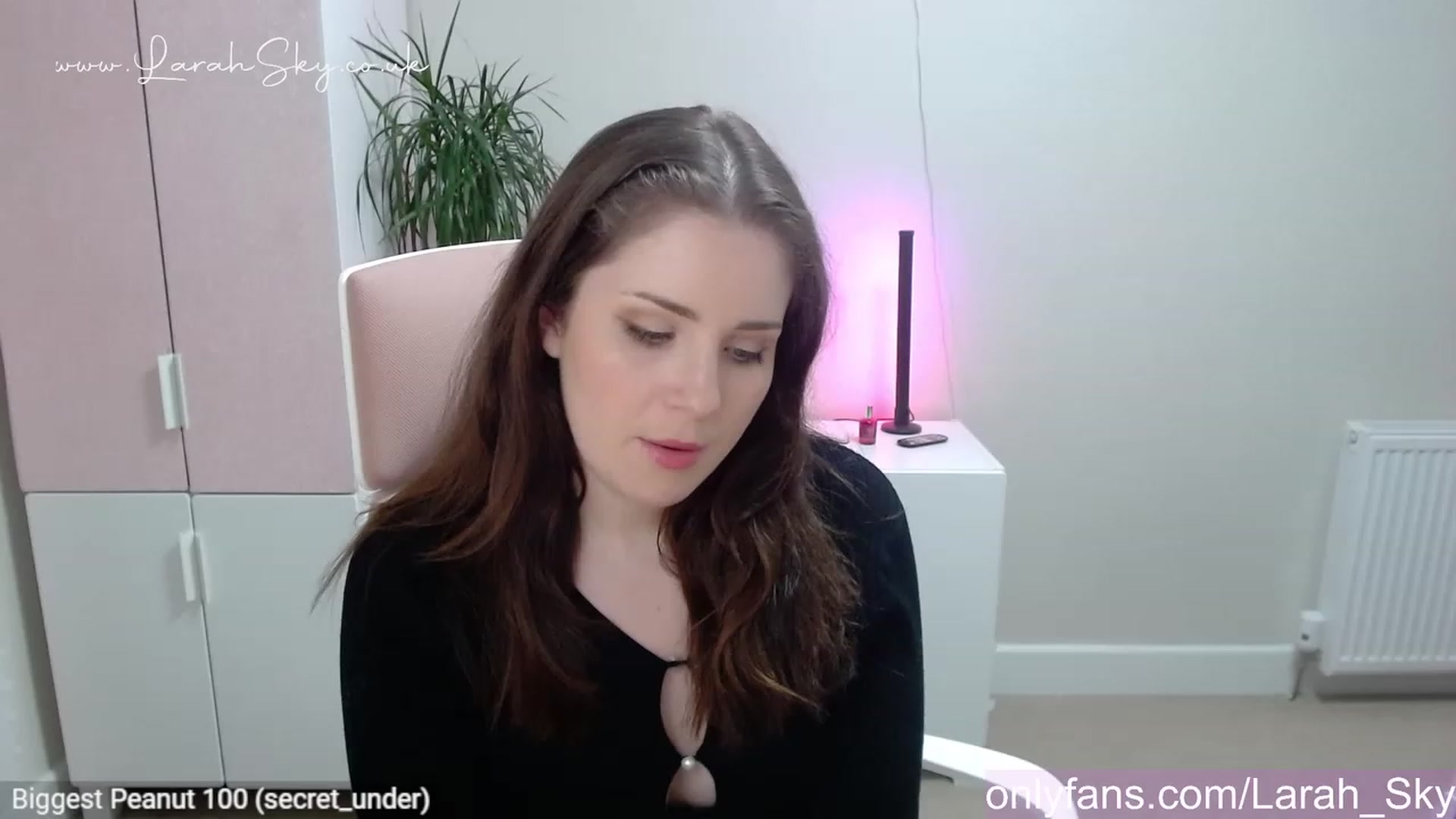 Gallery image thumbnail from Larah_Sky's myfreecams stream on, 05/19/2023, 22:32 image 15 of 20