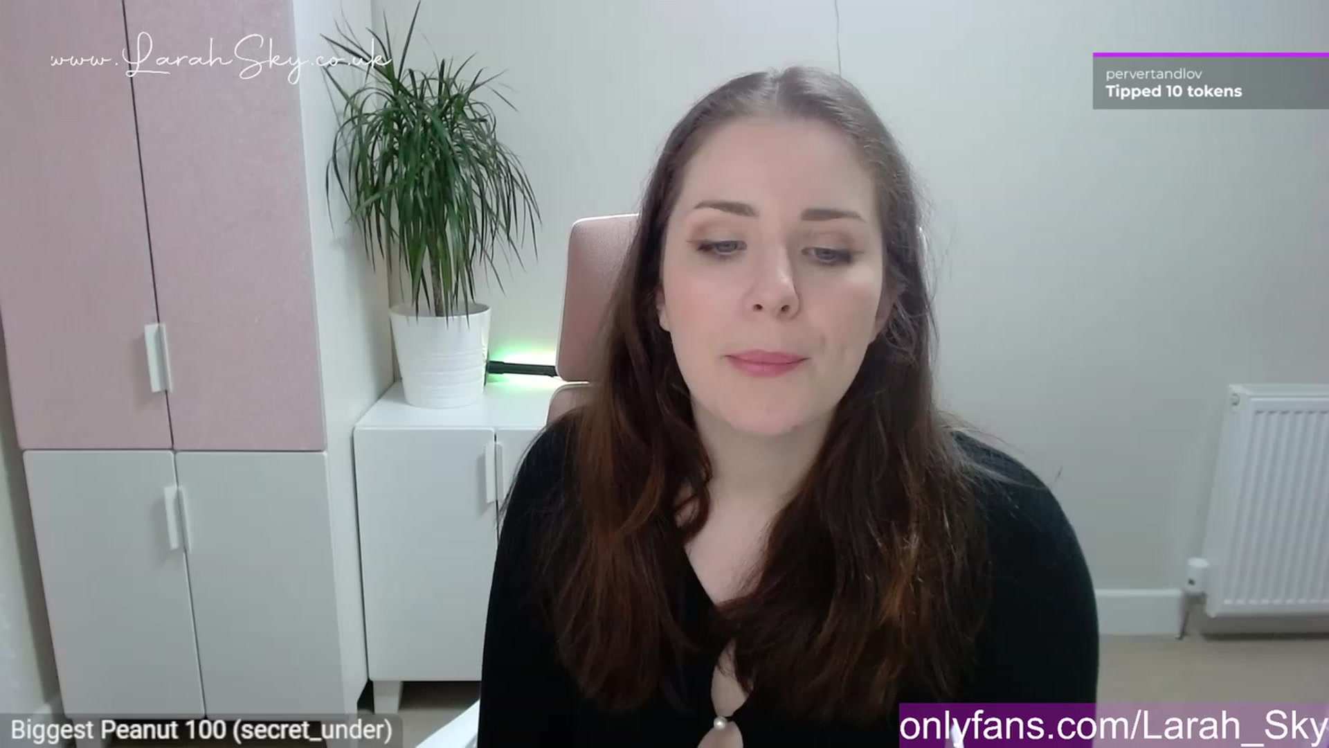 Gallery image thumbnail from Larah_Sky's myfreecams stream on, 05/19/2023, 22:32 image 18 of 20