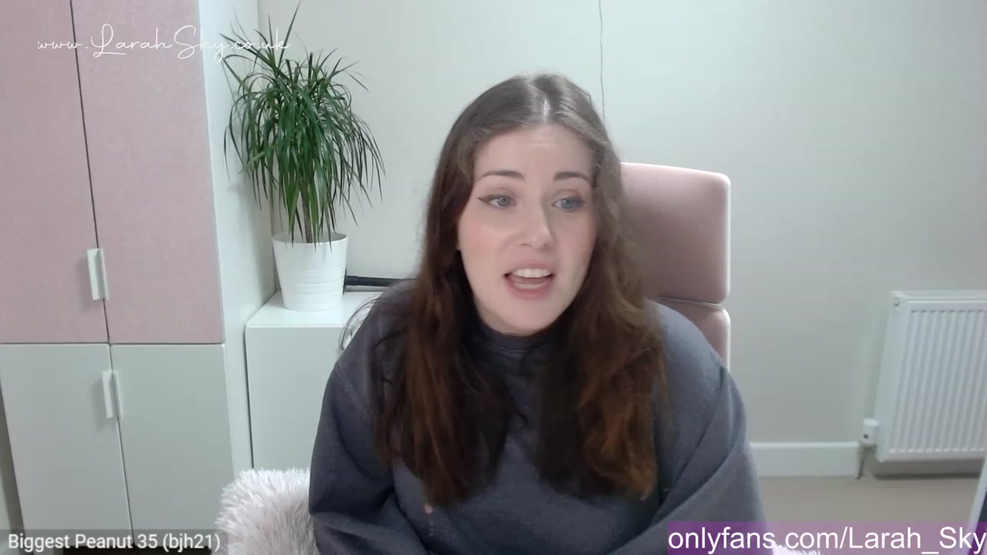 Gallery image thumbnail from Larah_Sky's myfreecams stream on, 05/21/2023, 21:03 image 14 of 20