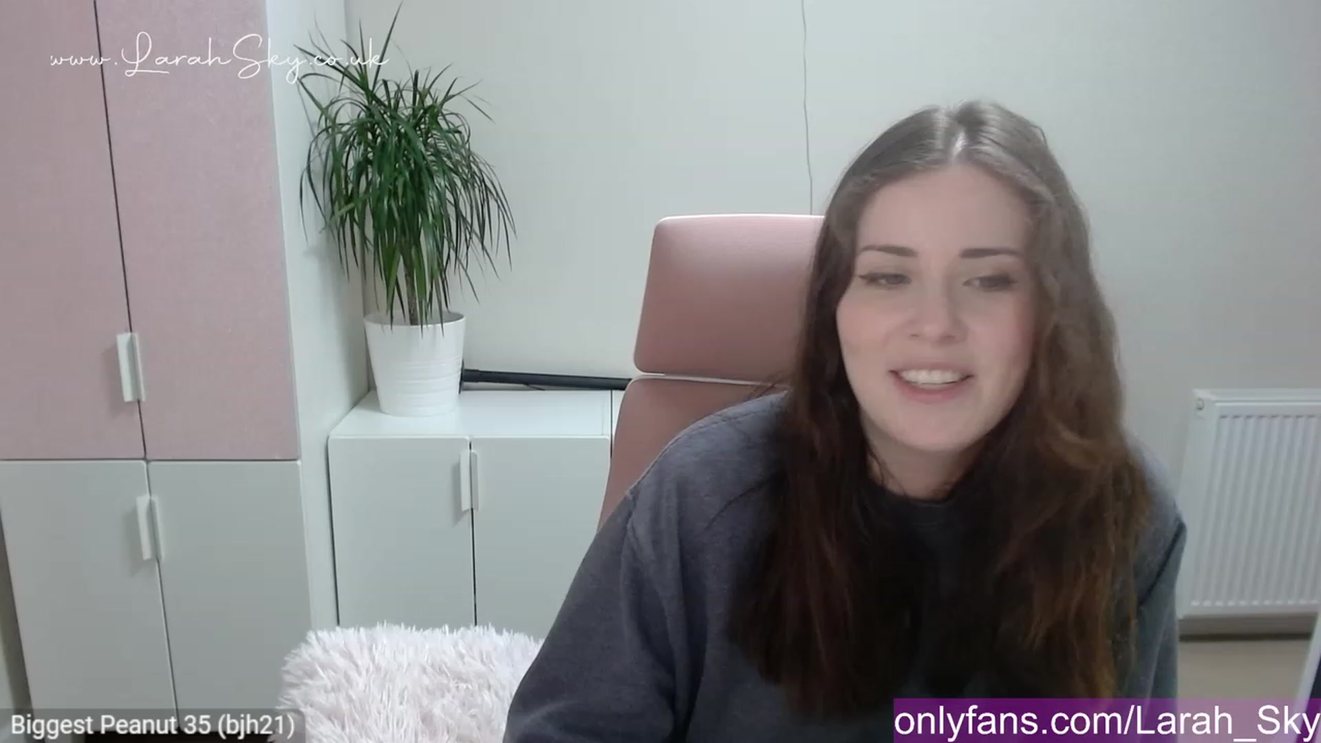 Gallery image thumbnail from Larah_Sky's myfreecams stream on, 05/21/2023, 21:03 image 16 of 20