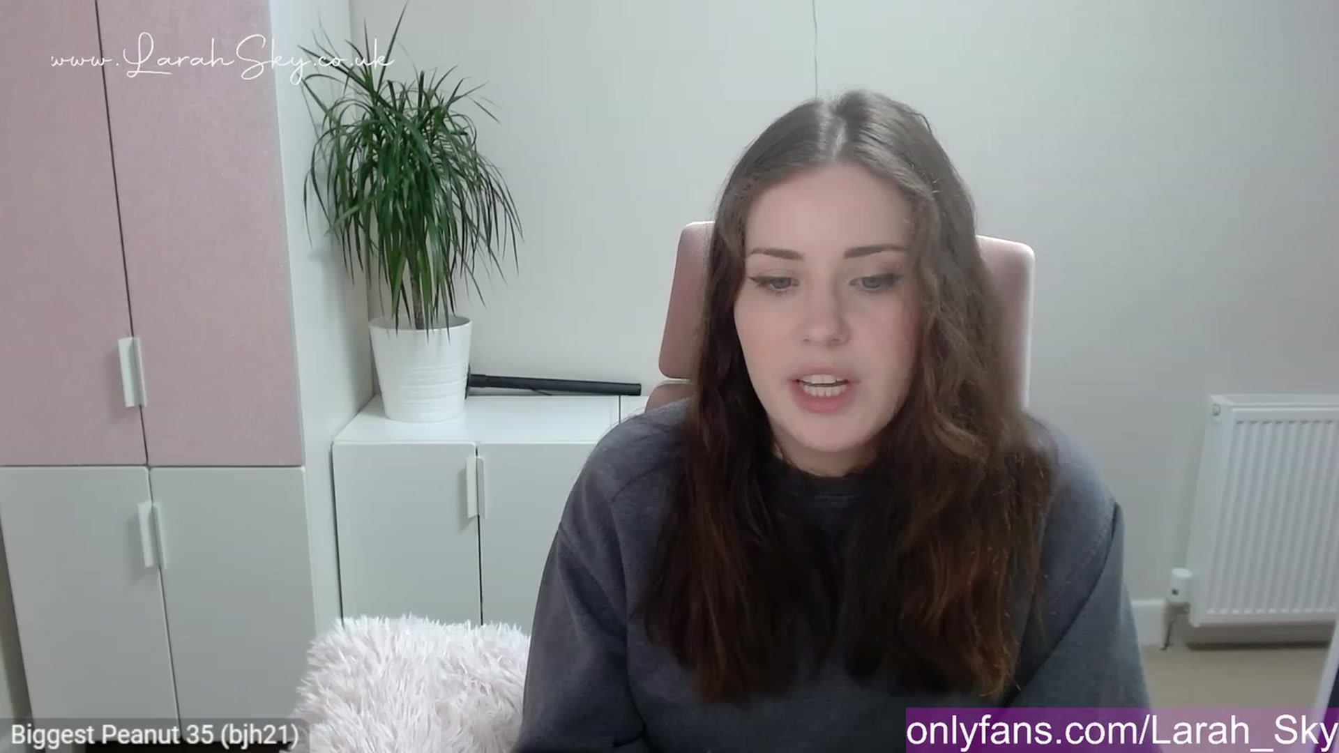 Gallery image thumbnail from Larah_Sky's myfreecams stream on, 05/21/2023, 21:03 image 15 of 20